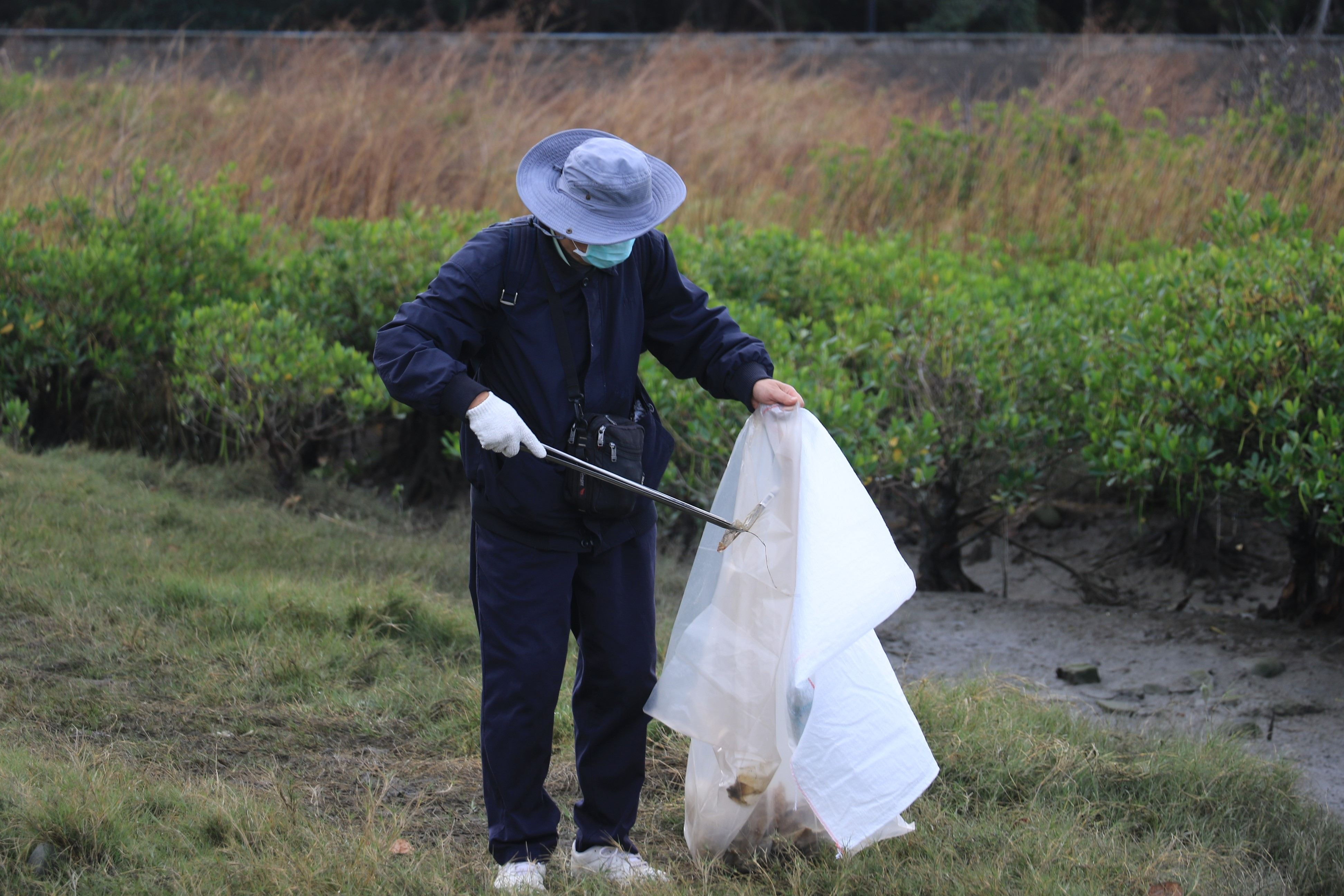 影像醫學部醫師王耀明自動將垃圾和可回收物分成兩袋裝。