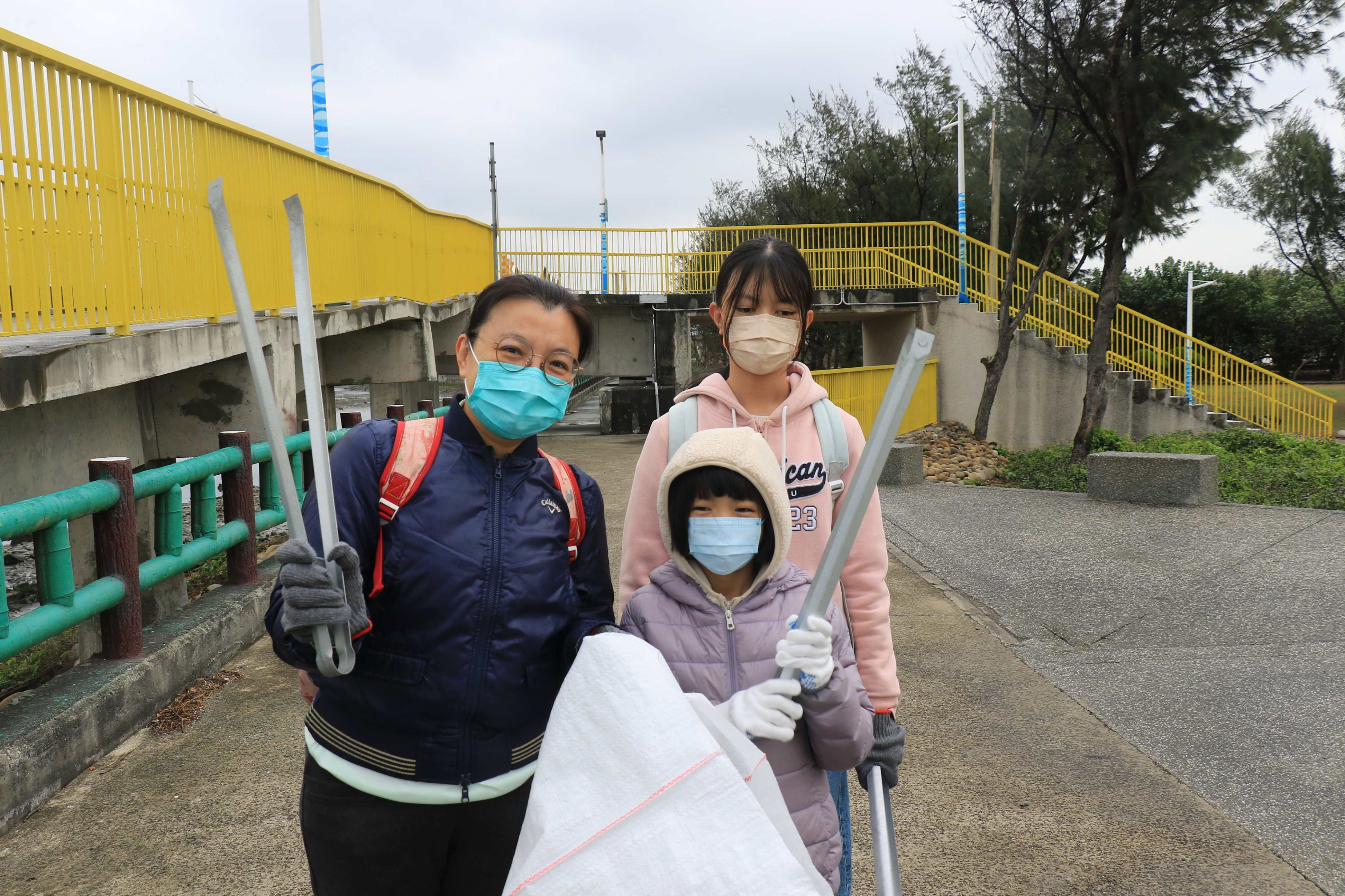 護理部教學護理師魏杏蓉帶著兩位小孩淨灘。
