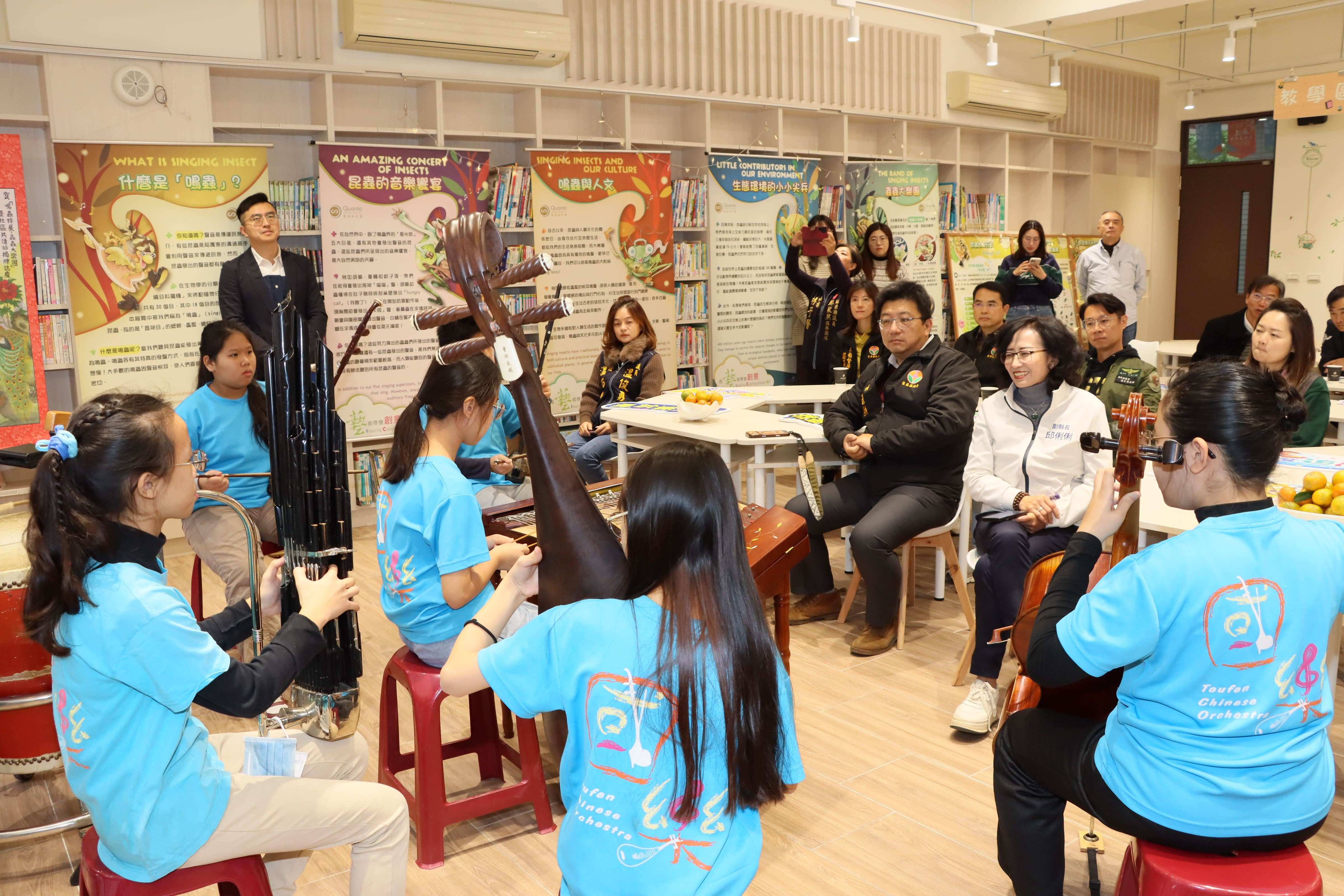 欣賞頭份國小國樂團表演。