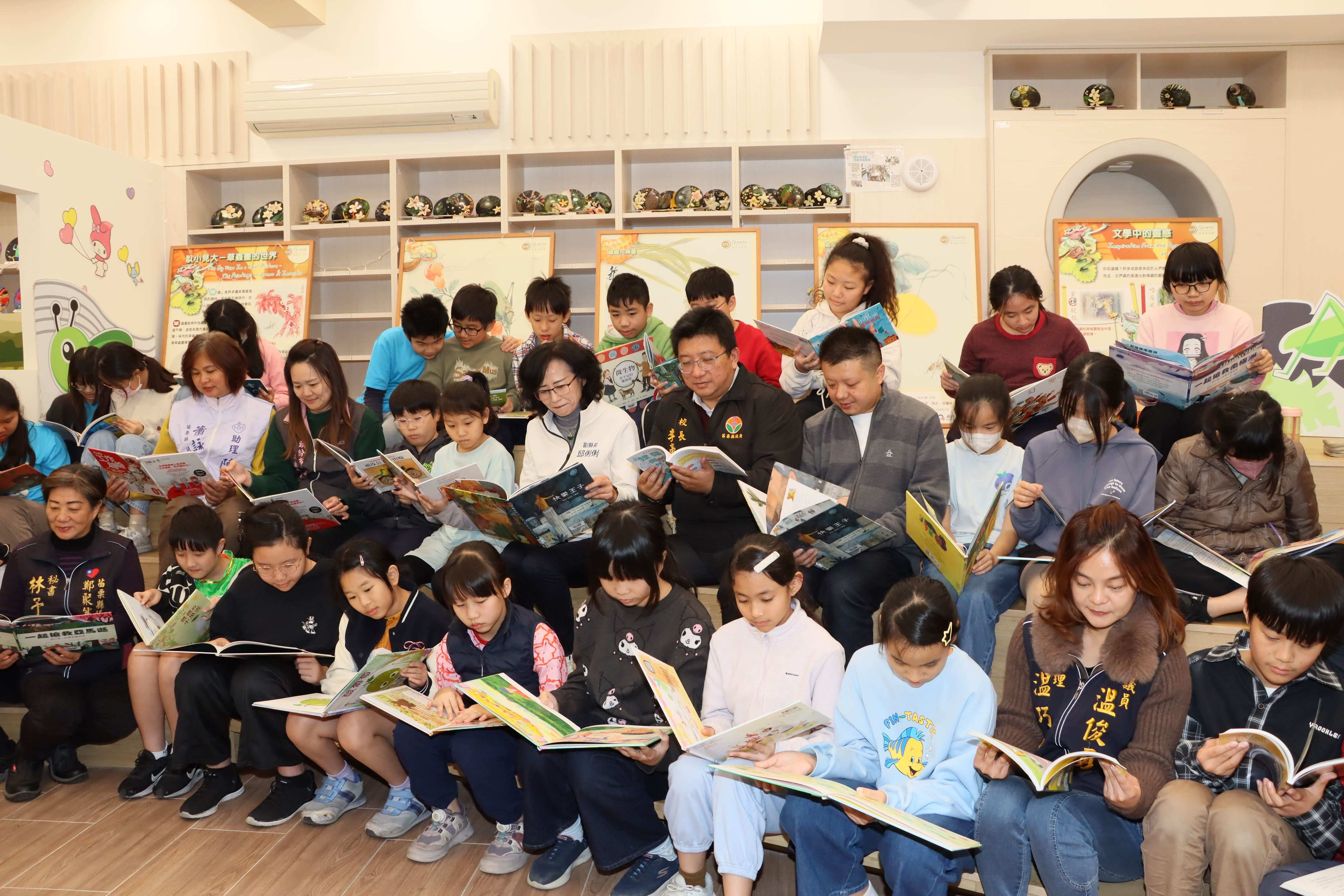 苗栗縣副縣長邱俐俐與同學一起享受閱讀。