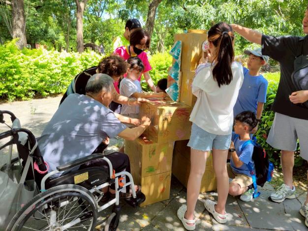 慶祝祖父母節，恐龍紙箱塗鴉。