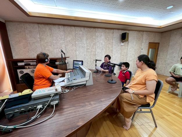 祖孫玩很大，廣播體驗。