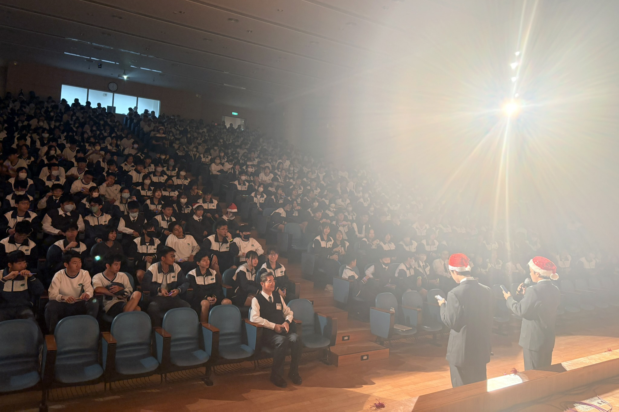 同學們熱情參加聖誕快閃活動，讓演藝廳座無虛席。