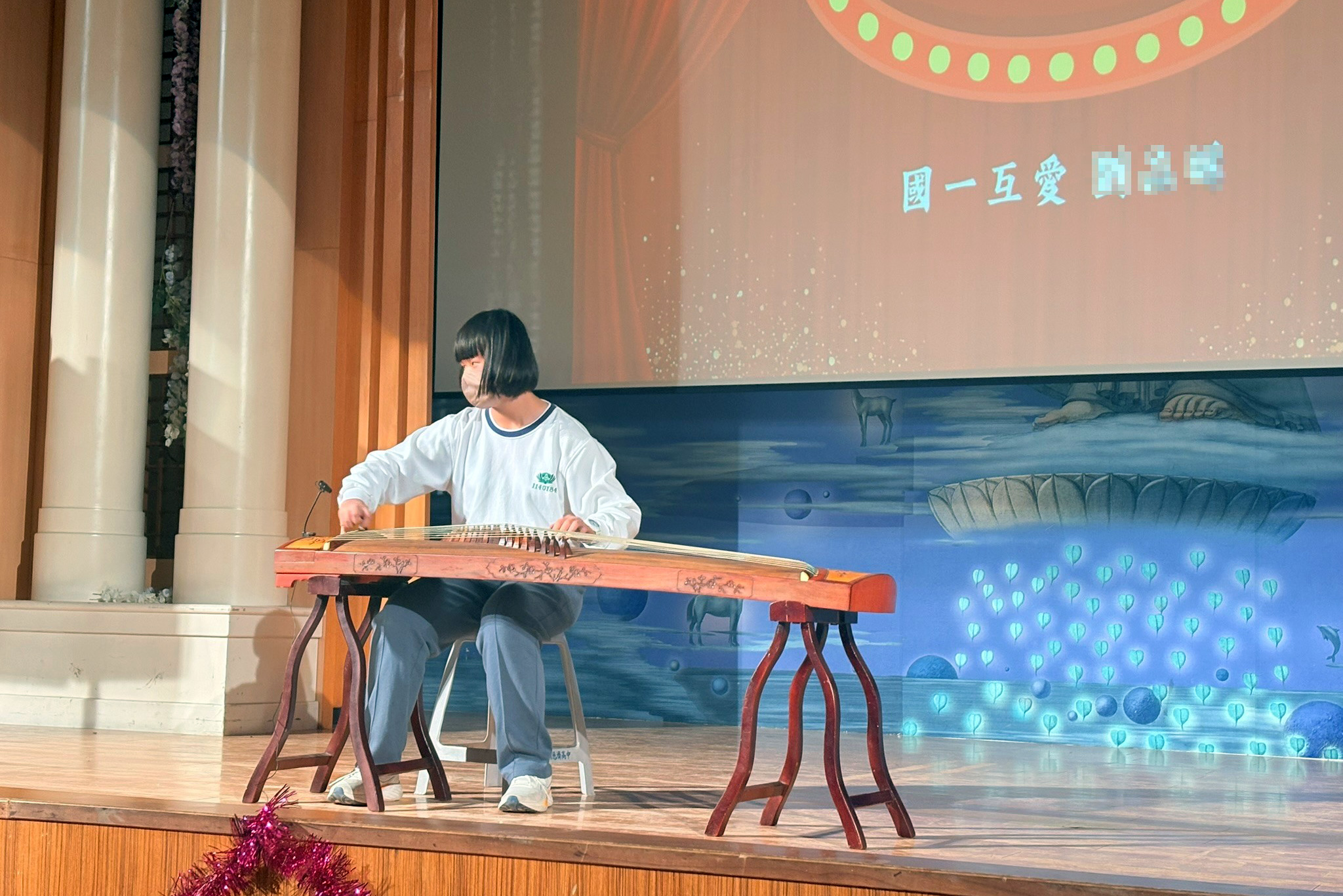 國一同學演出古箏曲目，展現豐厚的音樂素養。