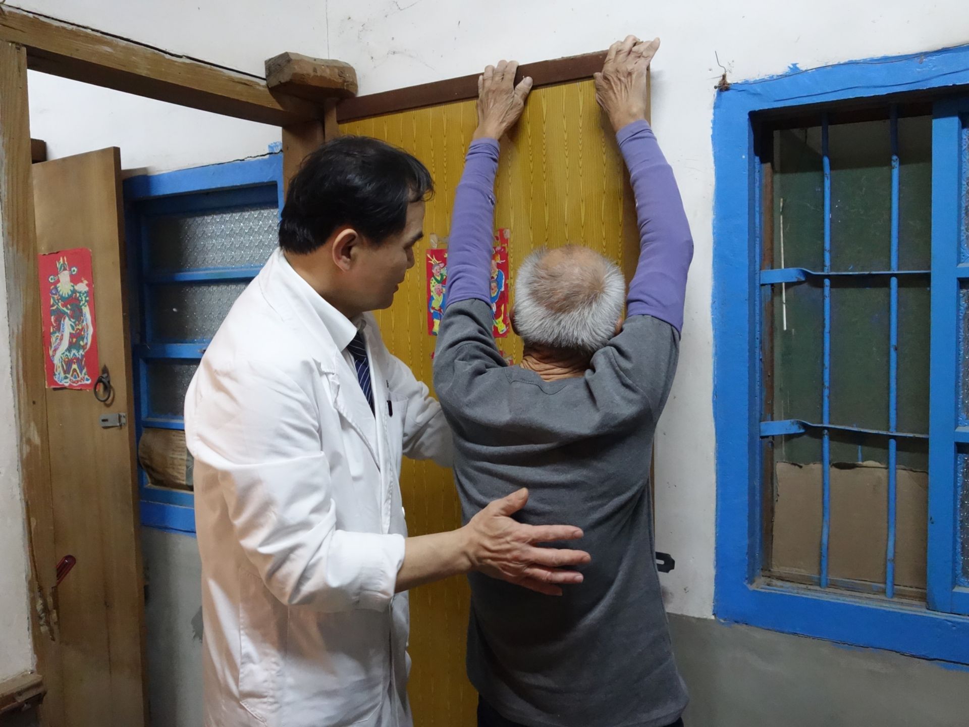 簡瑞騰院長指導黃先生做簡易伸展運動