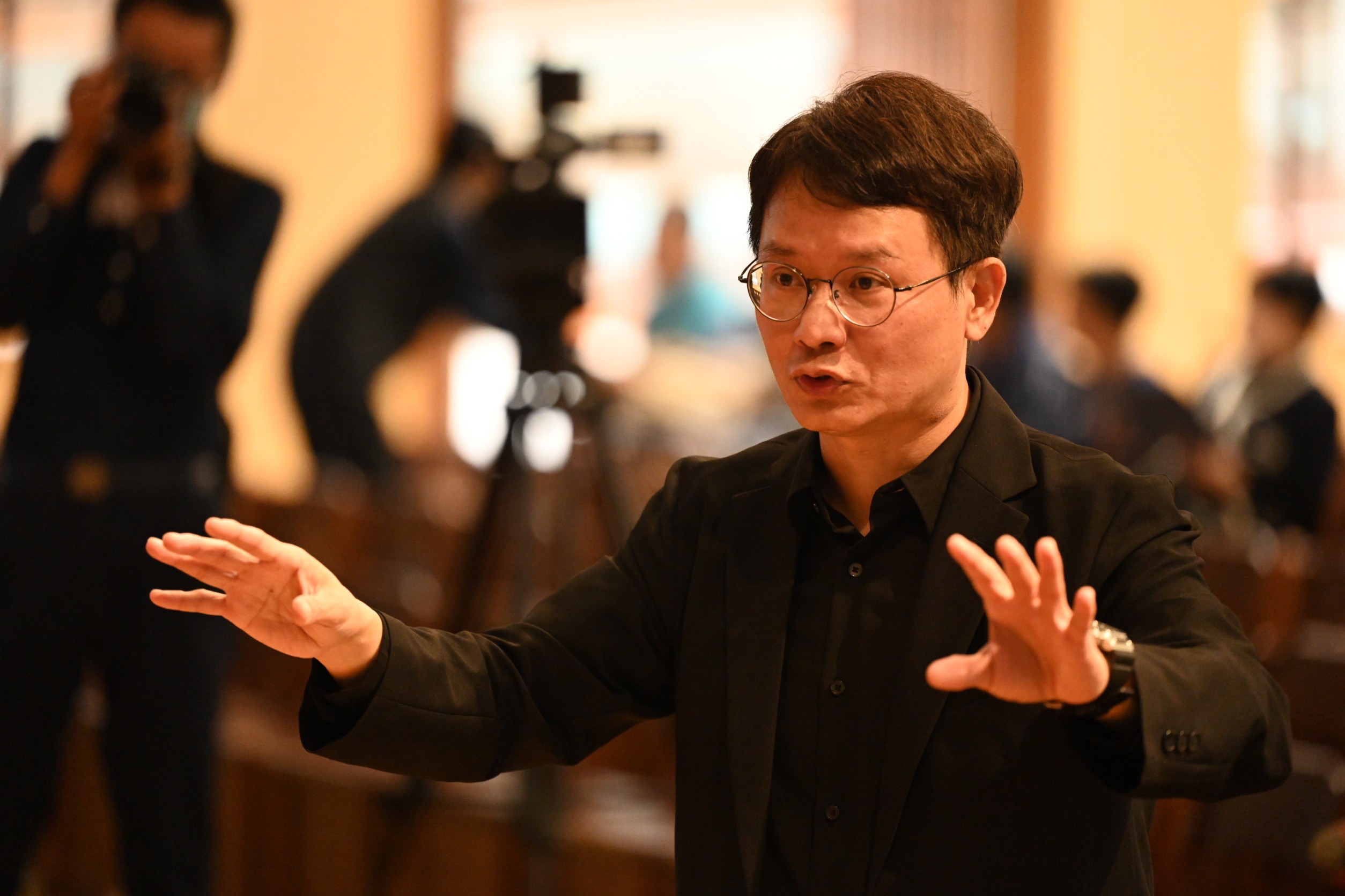 指揮家陳宥盛老師首次指導梵唄合唱，帶領素人團員從生疏到自信，唱出感動與力量。