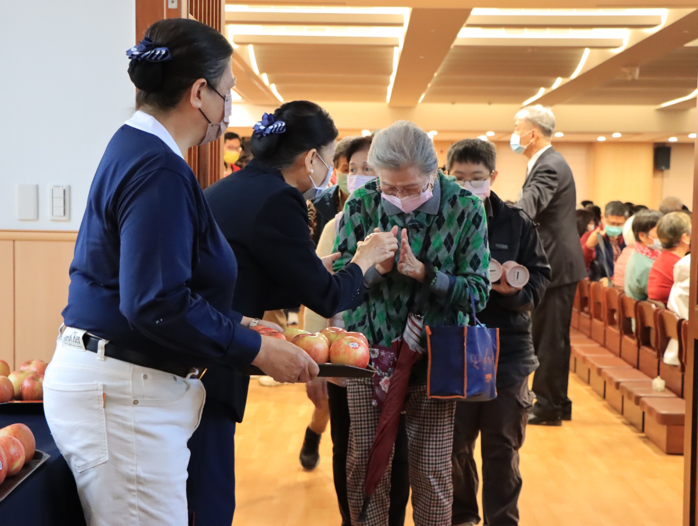 慈濟走過一甲子，志工透過歲末祝福活動，向長期護持的會員表達感謝，凝聚社區善念。