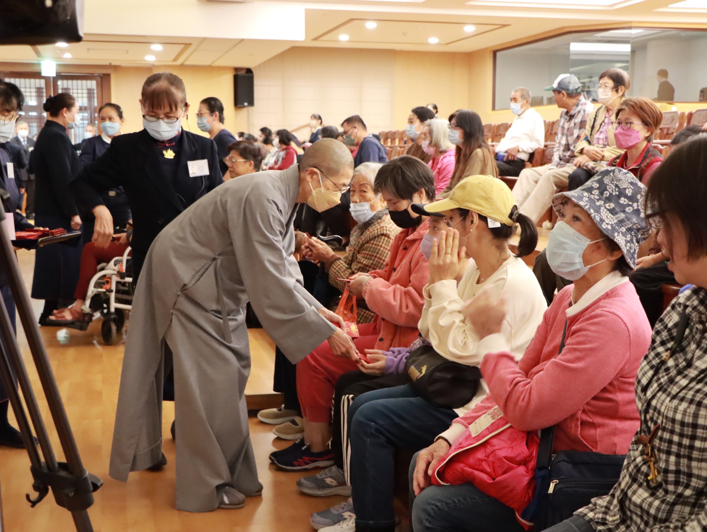 「福慧紅包、傳遞祝福。」活動中，會眾恭敬領受證嚴上人祝福的福慧紅包，象徵福慧具足、平安幸福。