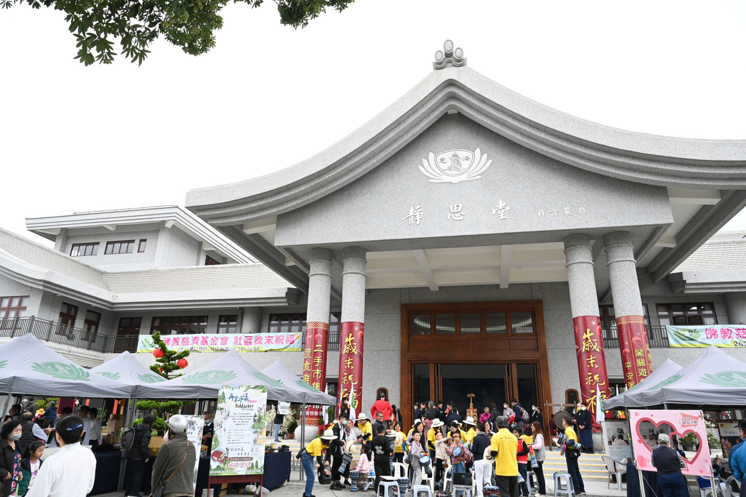 高雄市鳳山區鳳山靜思堂舉辦社區歲末祝福活動，12月27及28日兩天共計六場次，吸引近4500位會眾參與。