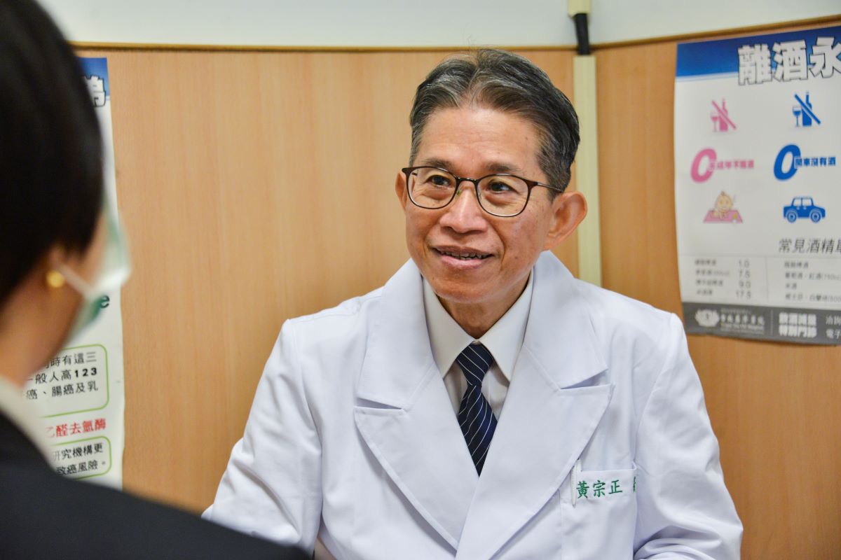 黃宗正主任看診示意照。