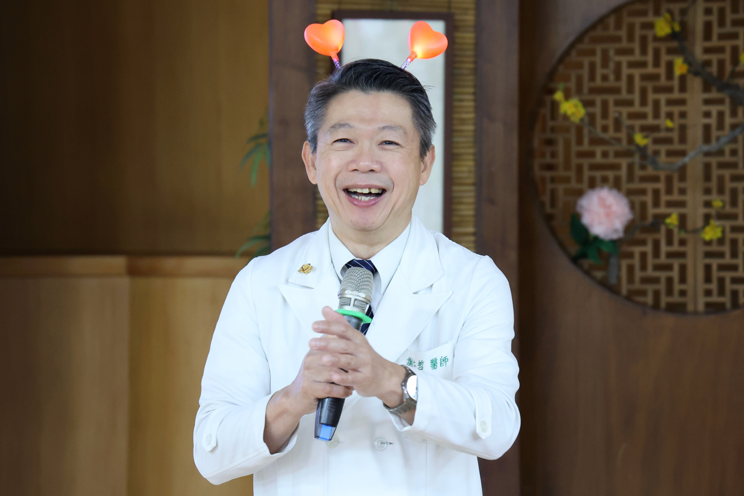 心臟內科主任謝仁哲也指出，花蓮慈院的醫療成效已足以與西部醫學中心並駕齊驅，能為患者提供全方位的照護服務，治療不僅有外科作為手術後盾，術後更有內科持續守護病人健康。