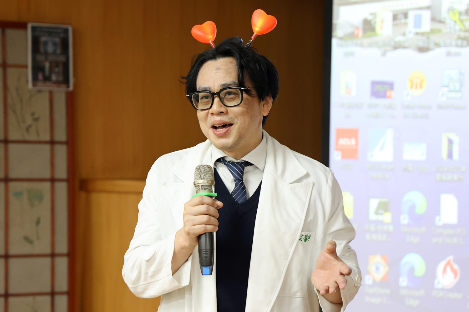 心臟內科主治醫師陳郁志提醒，心絞痛常見表現為胸口被重物壓住的悶感，如果症狀持續超過15分鐘並伴隨冒冷汗，悶感甚至蔓延至下顎或肩膀，應立即撥打119，由專業醫師進行診斷與處置。