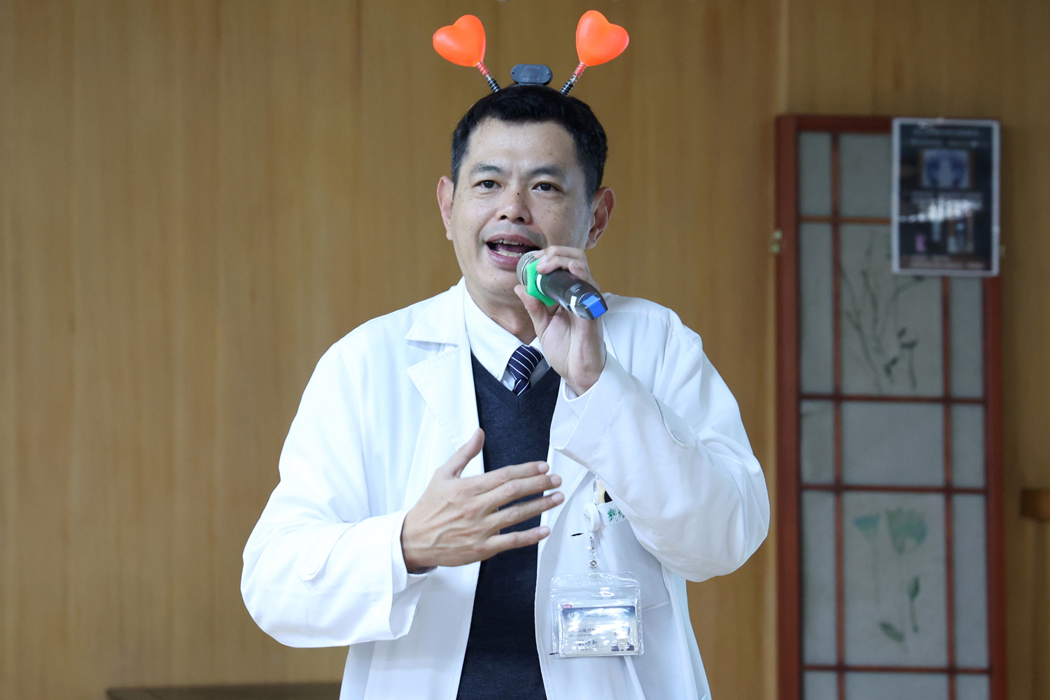 心臟內科心功能檢查室主任劉維新鼓勵病友充實醫學知識以自利利人，所謂「久病成良醫」，這樣不僅能照顧自己，也能守護身邊的人。