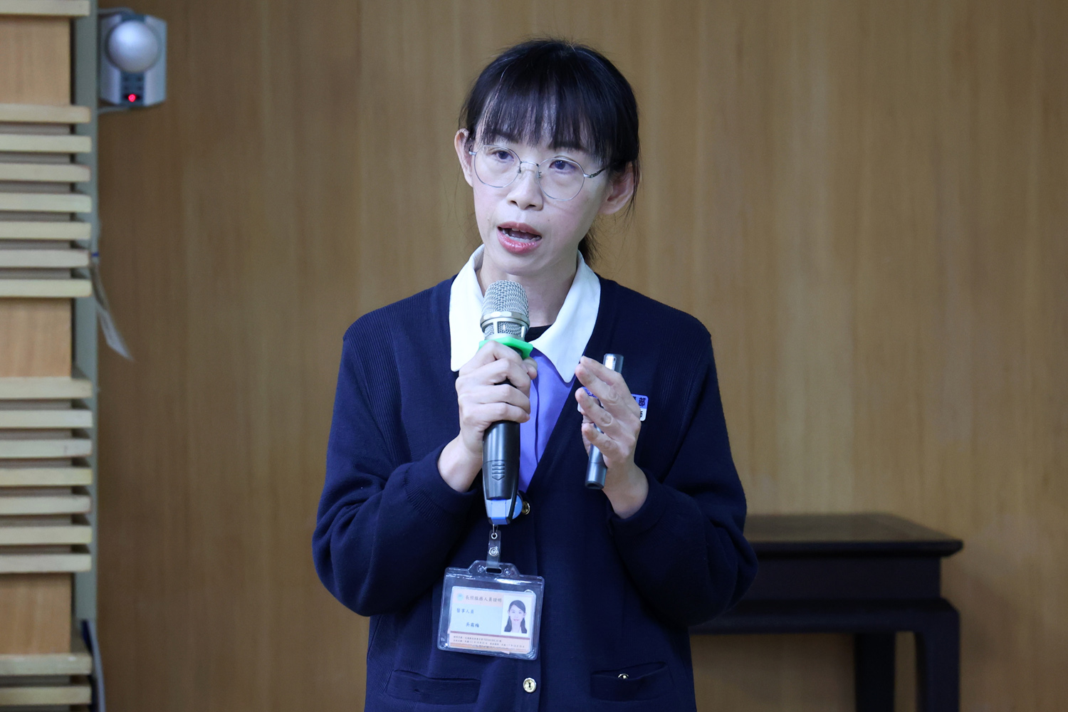 長照護理師吳霜梅指出，長照2.0提供居家服務、輔具租借，以及交通接送服務，民眾可撥打1966專線諮詢。而針對80歲以上長者，現已放寬申請外籍看護的標準，希望能減輕少子化家庭的照護壓力。