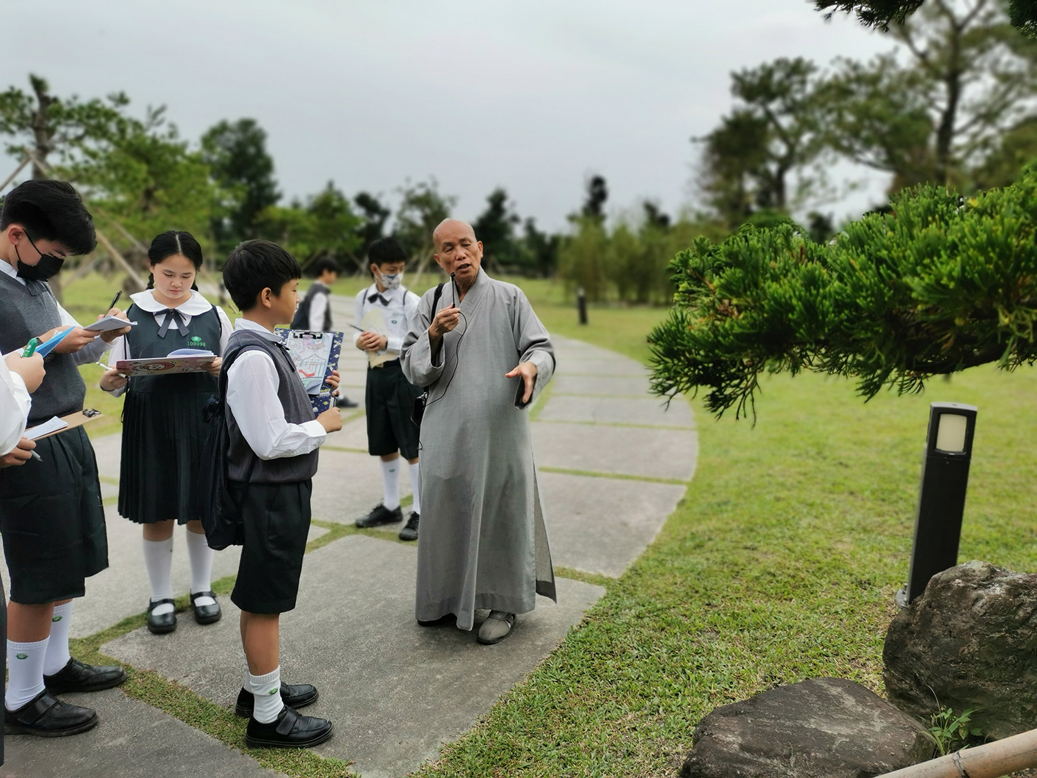 精舍師父帶領學生參訪精舍，細說慈濟發祥歷程。