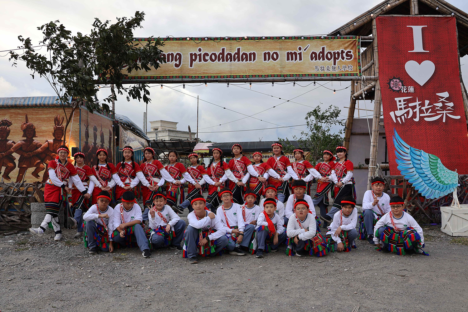 學生著傳統服飾進行文化體驗，認識族群生活與信仰精神。