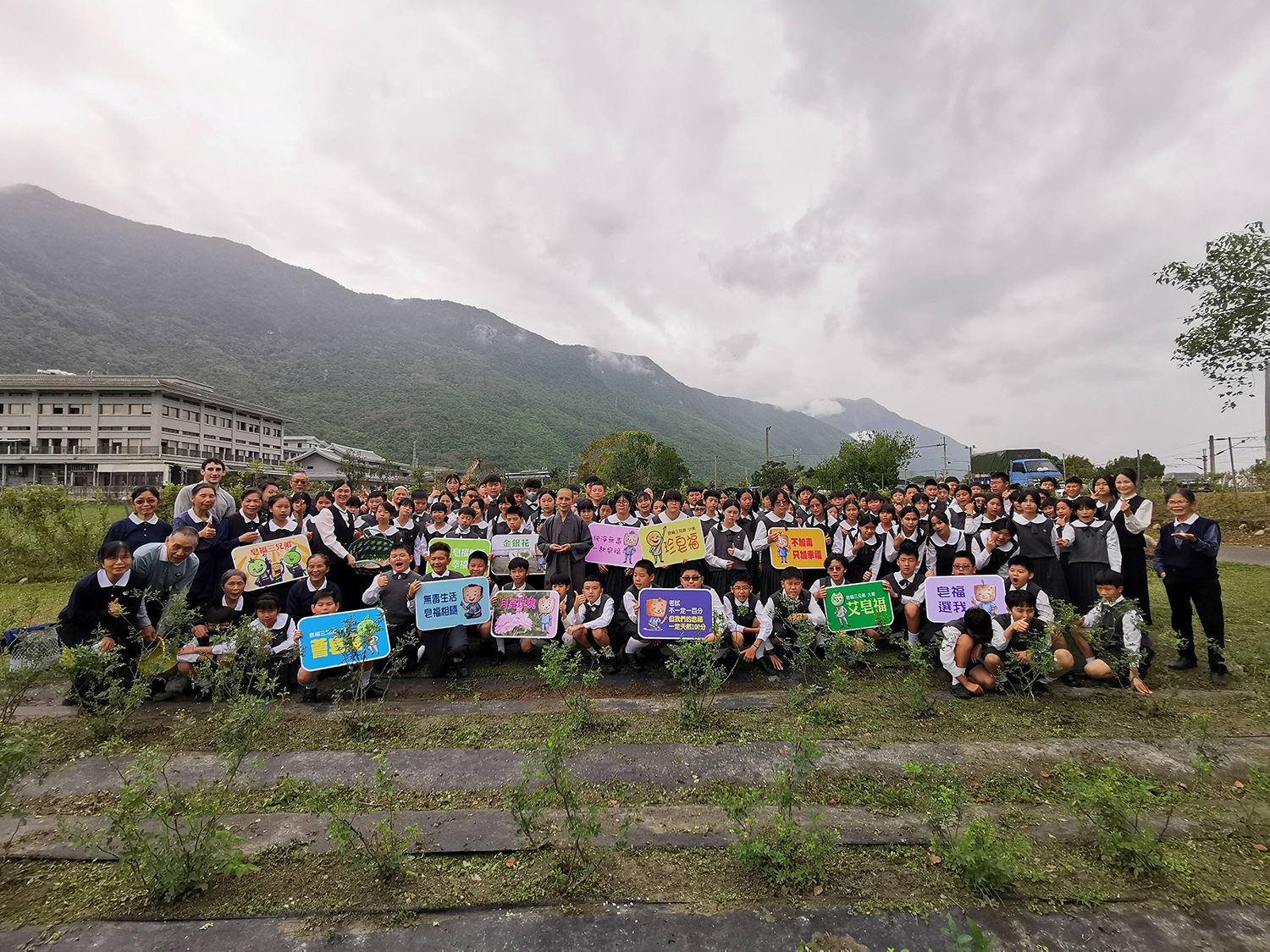 德瑔師父與吳尚儒師兄講解植物特色，並與學生留下大合照。