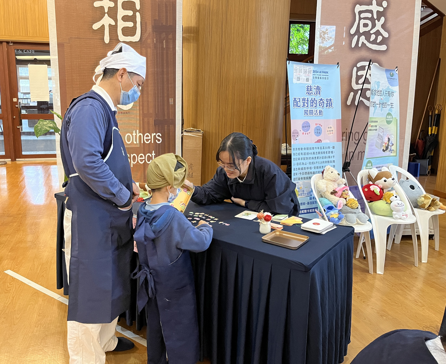 外語隊志工羅宥騏帶領孩子們進行記憶拼圖和「比手畫腳猜圖」遊戲。