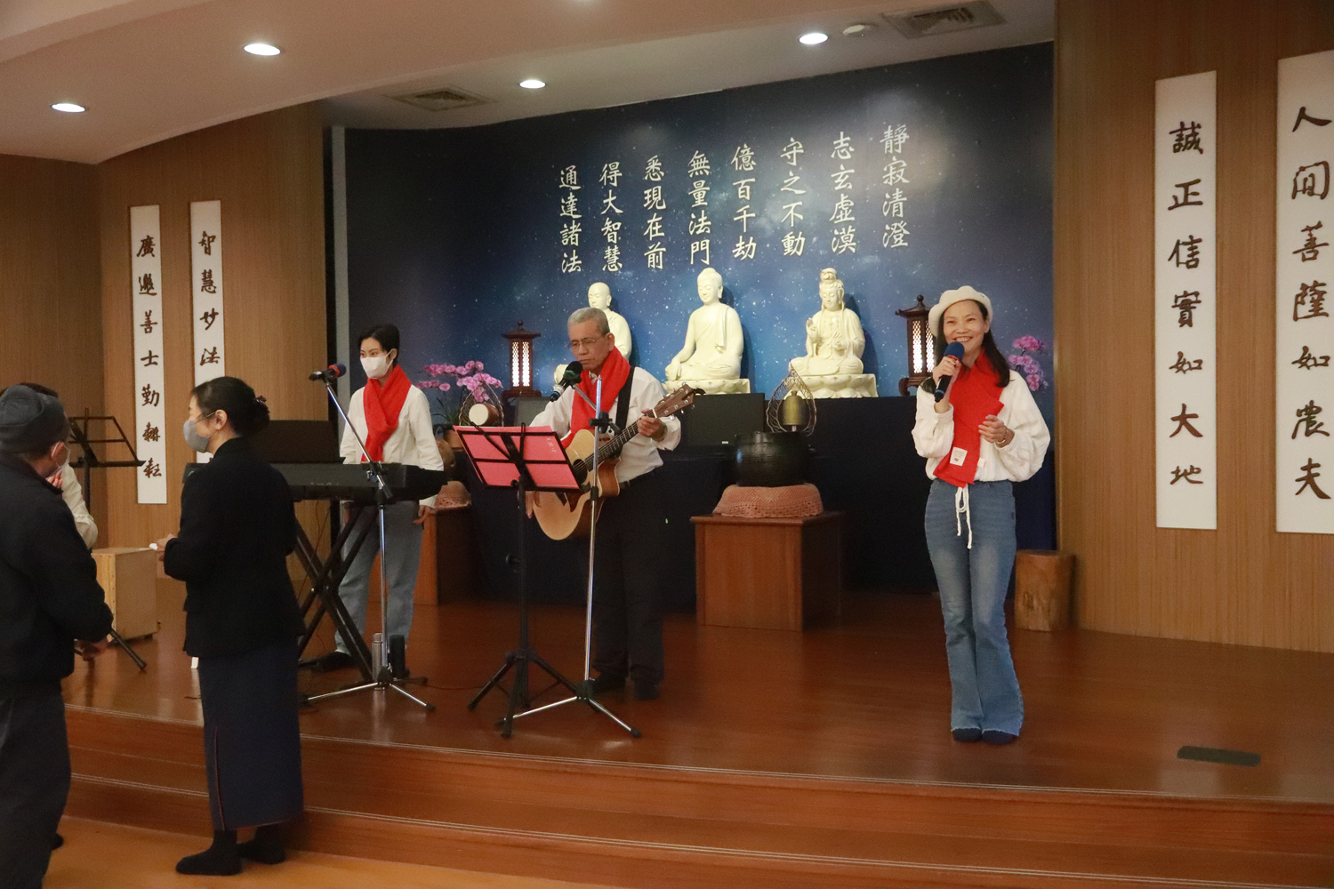 來自桃園的 Easyband 輕鬆樂團身著白衣藍褲,搭配紅色圍巾,以輕快溫柔的旋律,為會眾帶來歡樂與祝福。