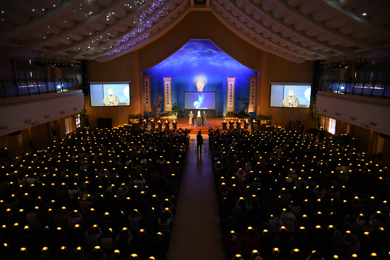在志工吳玲華(左一)邀請下,「大莊香酥臭豆腐」的黃崧烈(左二)首次走入新竹靜思堂參加歲末祝福,與會眾分享他與慈濟的因緣。
