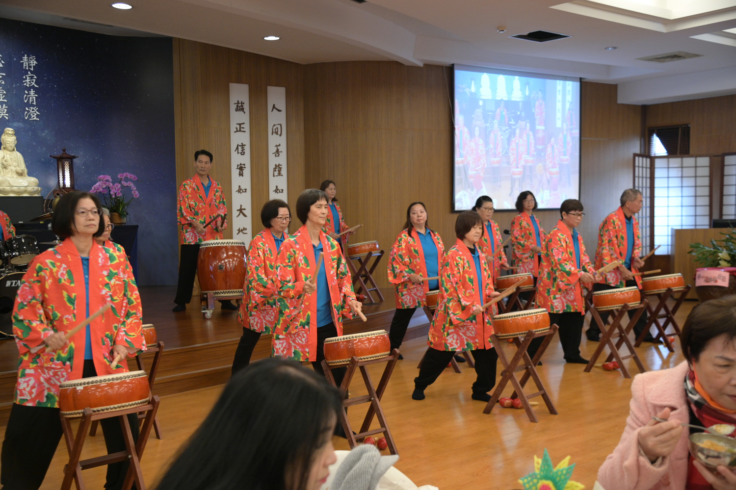 崎頂據點的妙寰太鼓接連演奏〈歡喜就好〉、〈中國功夫〉與〈男兒當自強〉三首曲目,鼓聲鏗鏘有力,震撼人心。