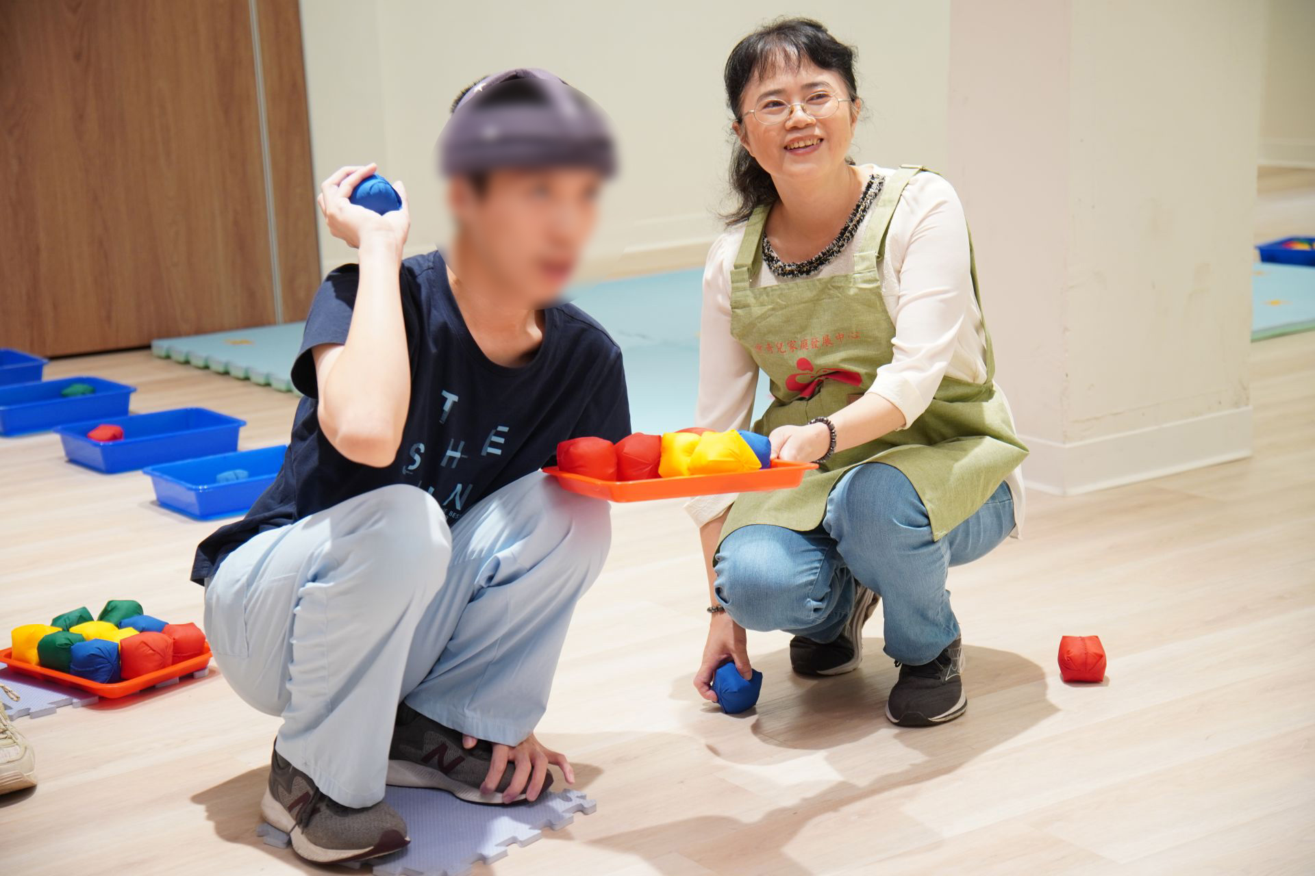 天使心家族愛奇兒家庭發展中心，上課教保員耐心引導。