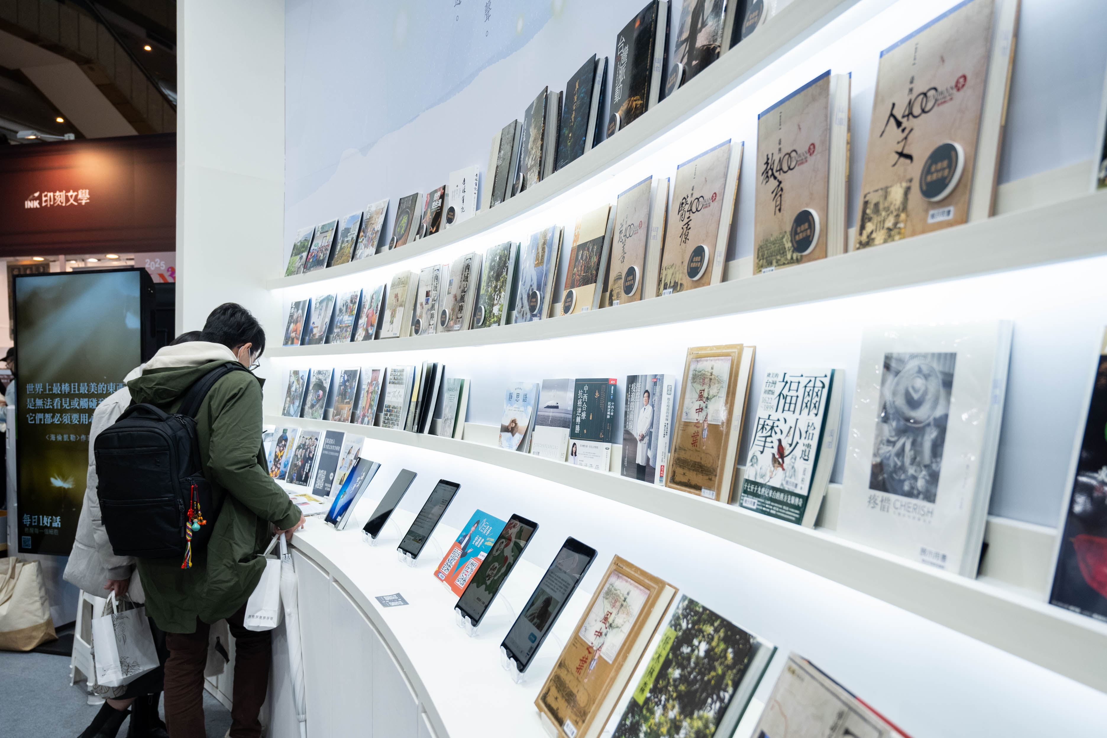 本次慈濟人文志業展位以跨品牌方式呈現，不只展出靜思、經典雜誌、慈濟月刊、慈濟道侶叢書等代表書籍，也結合影音、AR、平板等，讓民眾可以深入了解人文。攝影／鄭映航