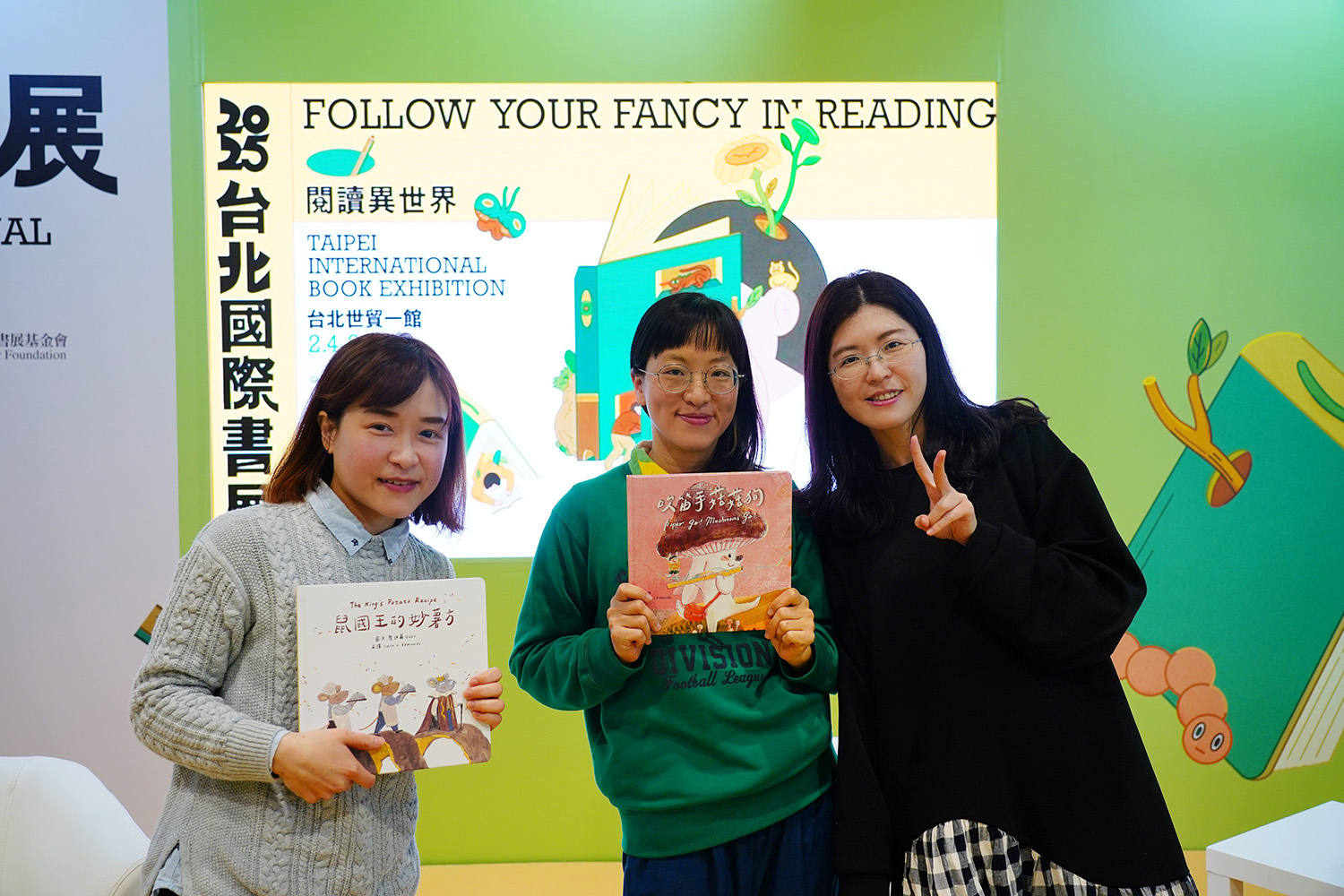 經典雜誌推出的蔬果繪本，目前已出版19本，帶領孩子從不同的角度認識蔬菜水果，「喜閱網路書店」本月全館75折，是你入手的最好時機。左起為創作者詹廸薾、貓魚；童書編輯施怡年。攝影／楊舜斌