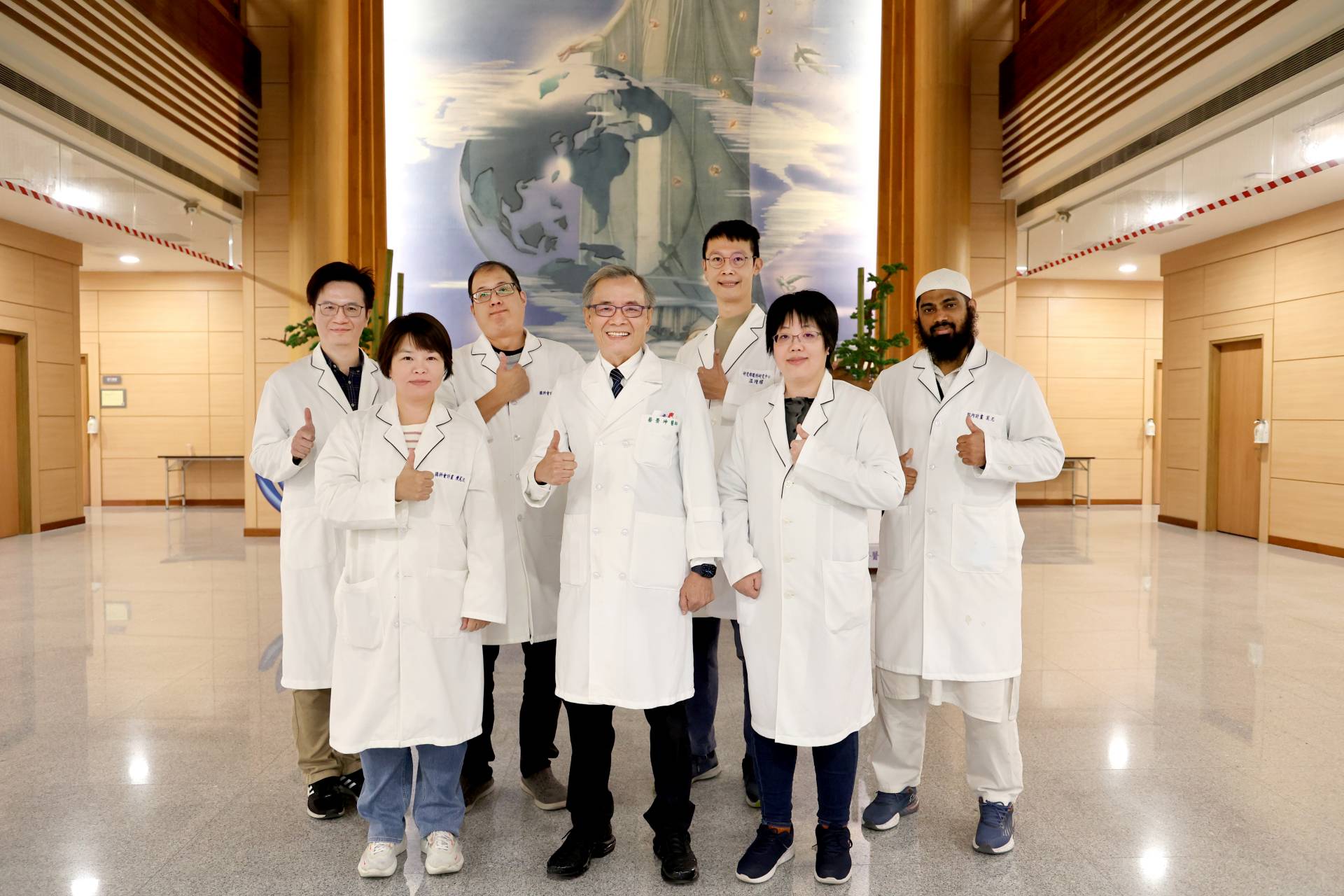 花蓮慈院眼科研究中心由蔡榮坤醫師主持，發展多項眼科研究計畫。其中長效型GP-01玻璃體注射療法的研究由蔡榮坤主任與副研究員温耀增博士(後排右二)及林衡道博士(後排左二)共同進行，並達到全球突破性成果。
