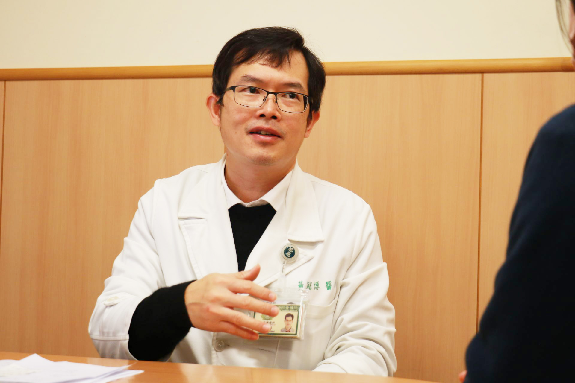 黃冠博醫師提醒惡性腫瘤可能引起骨頭轉移的症狀。
