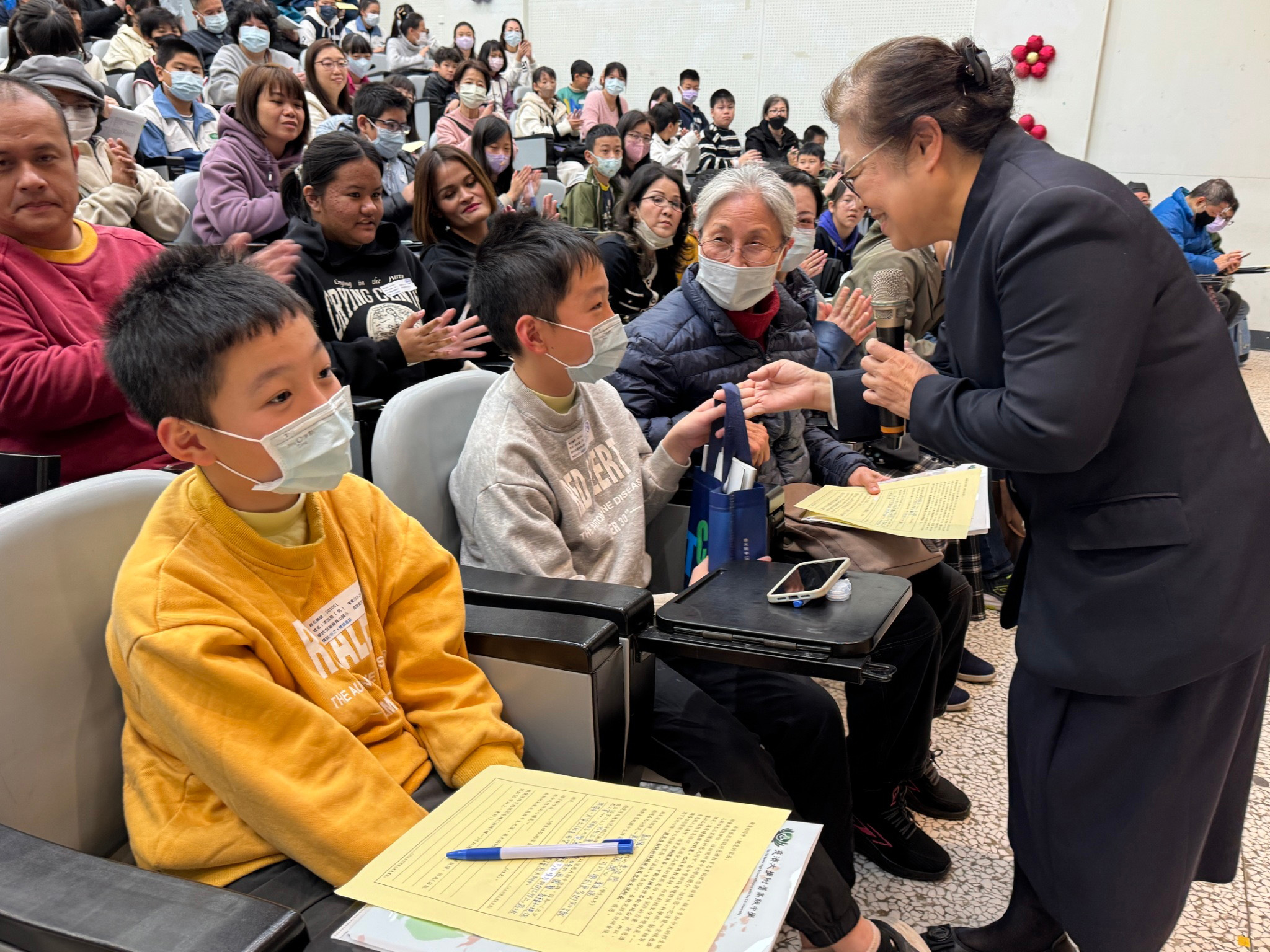 校長送上結緣品給第一位來報到的學生。