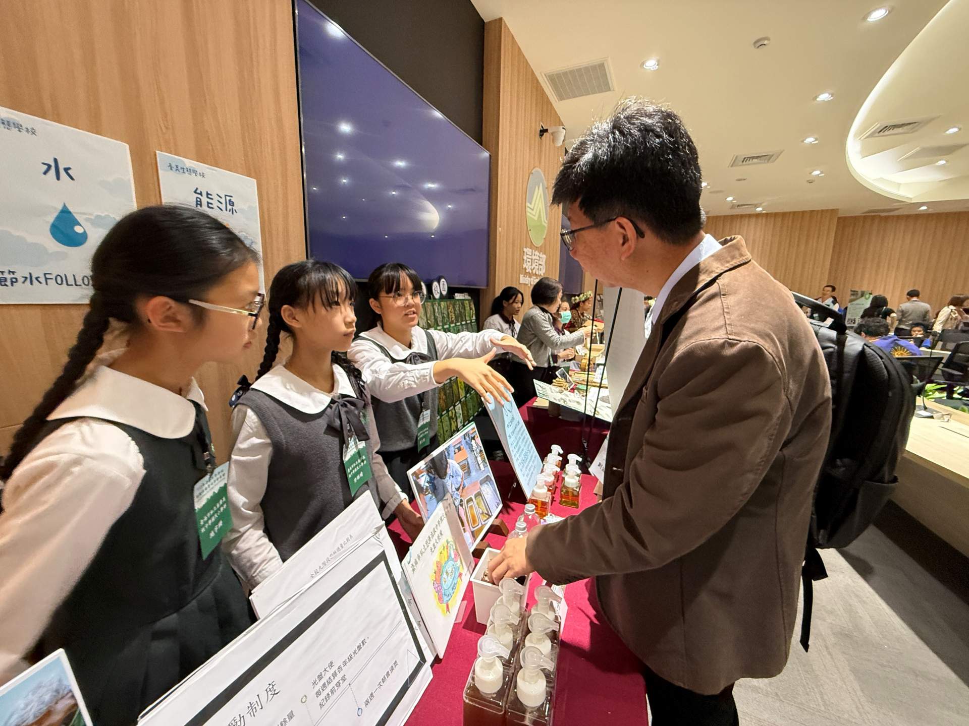 透過說明講解，師長們仔細聆聽並積極提出問題，展現出對環境教育的關注與參與。