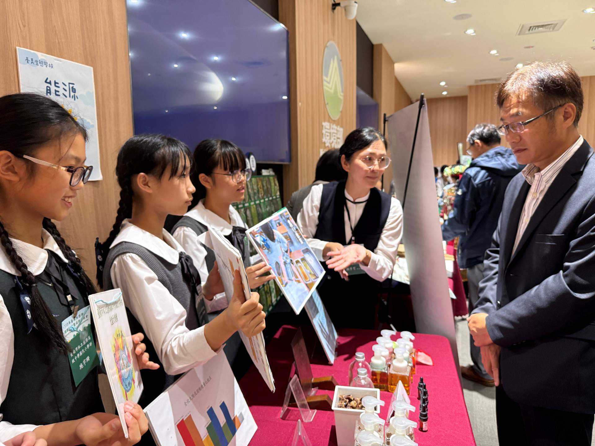 與環境部主任秘書介紹分享推行光盤行動的成果，不僅成功減少廚餘，同學也養成珍惜食物的好習慣。