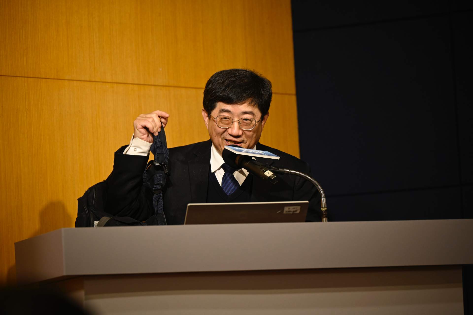 大林慈濟醫院副院長林名男分享慈濟環保站與長照的創新模式，在環保站，長者每天量血壓，定期有醫生諮詢、居家關懷、衛教宣導。