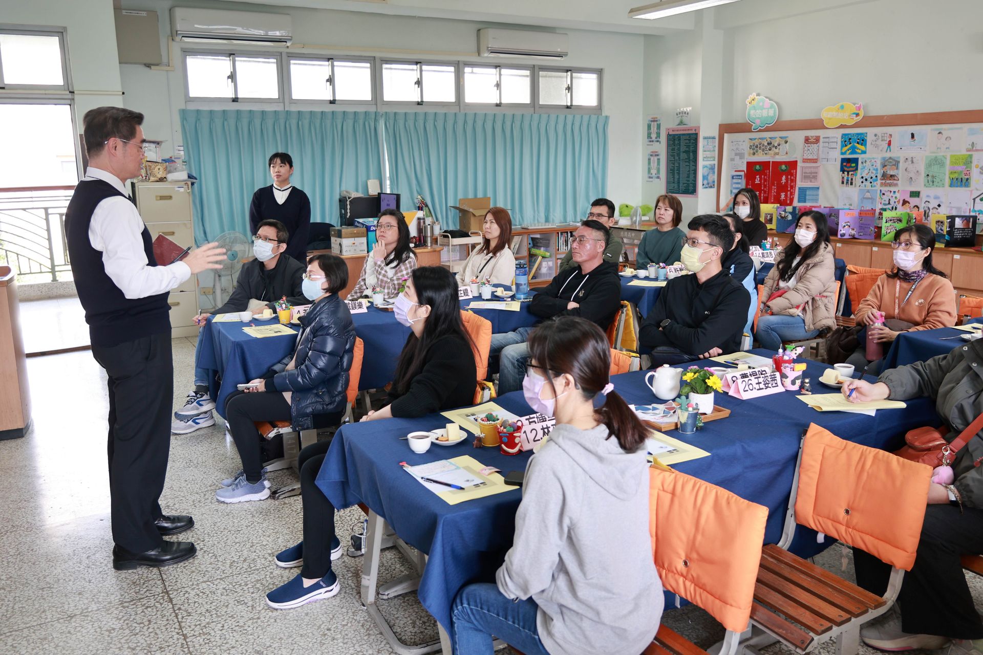 校長至六年級各班說明直升本校國中部的優勢，鼓勵家長一起為孩子的未來學習鋪路。