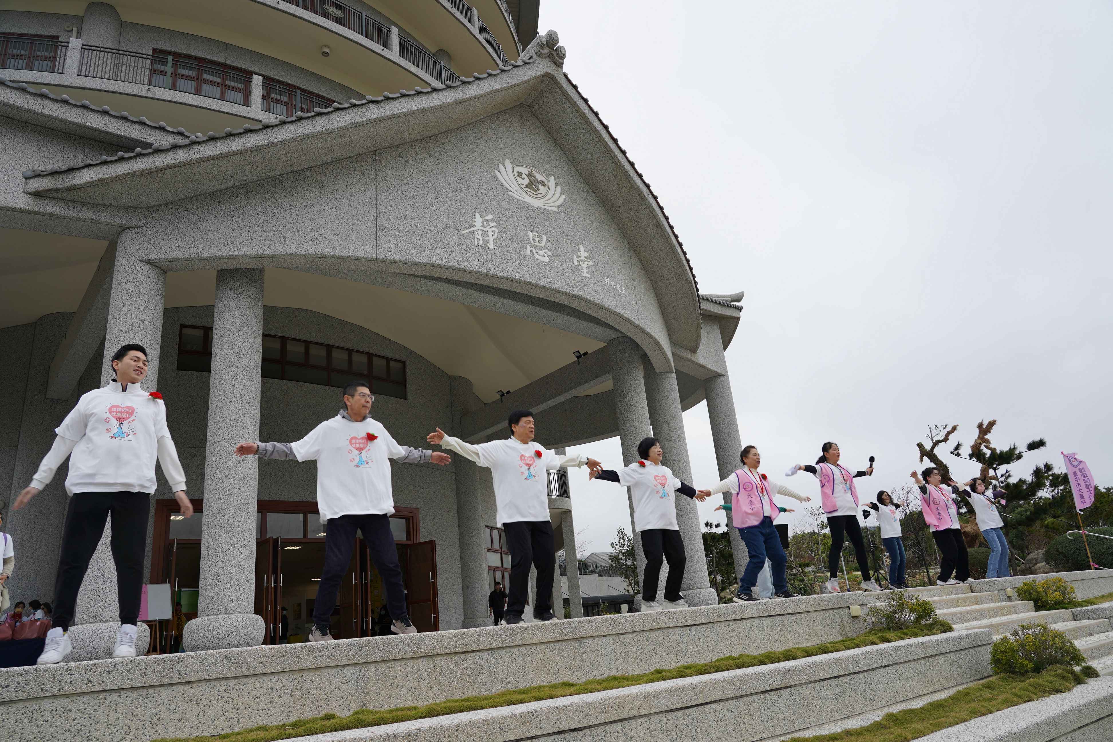 大臺中護理師護士公會健走活動，中央與地方政府指導長官共襄盛舉，臺中市政府衛生局長曾梓展（左三）一起帶動暖身操。