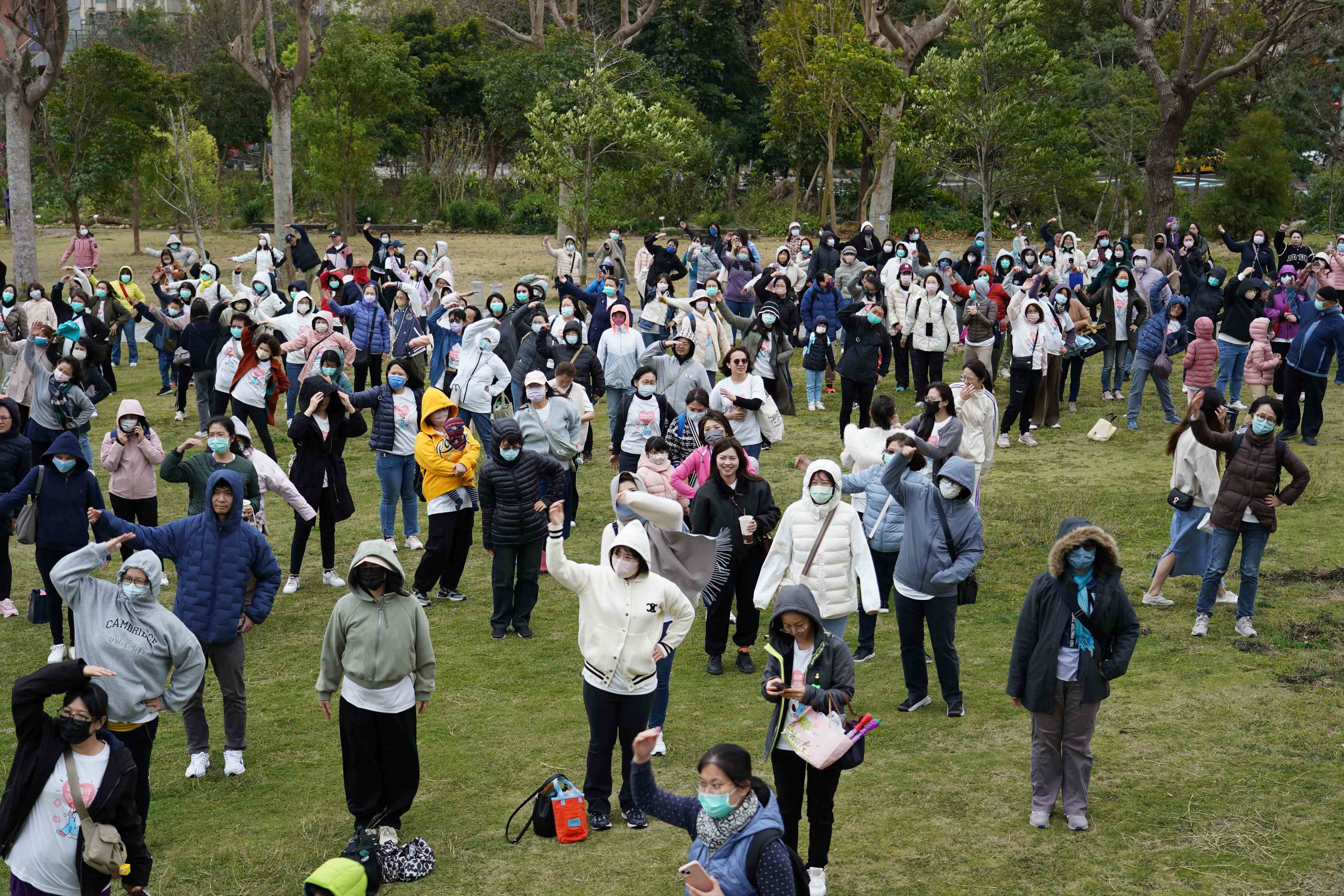 冷氣團來襲，寒風颼颼夾雜細雨，但護理人員熱情不減，隨著音樂擺動身體做暖身操。