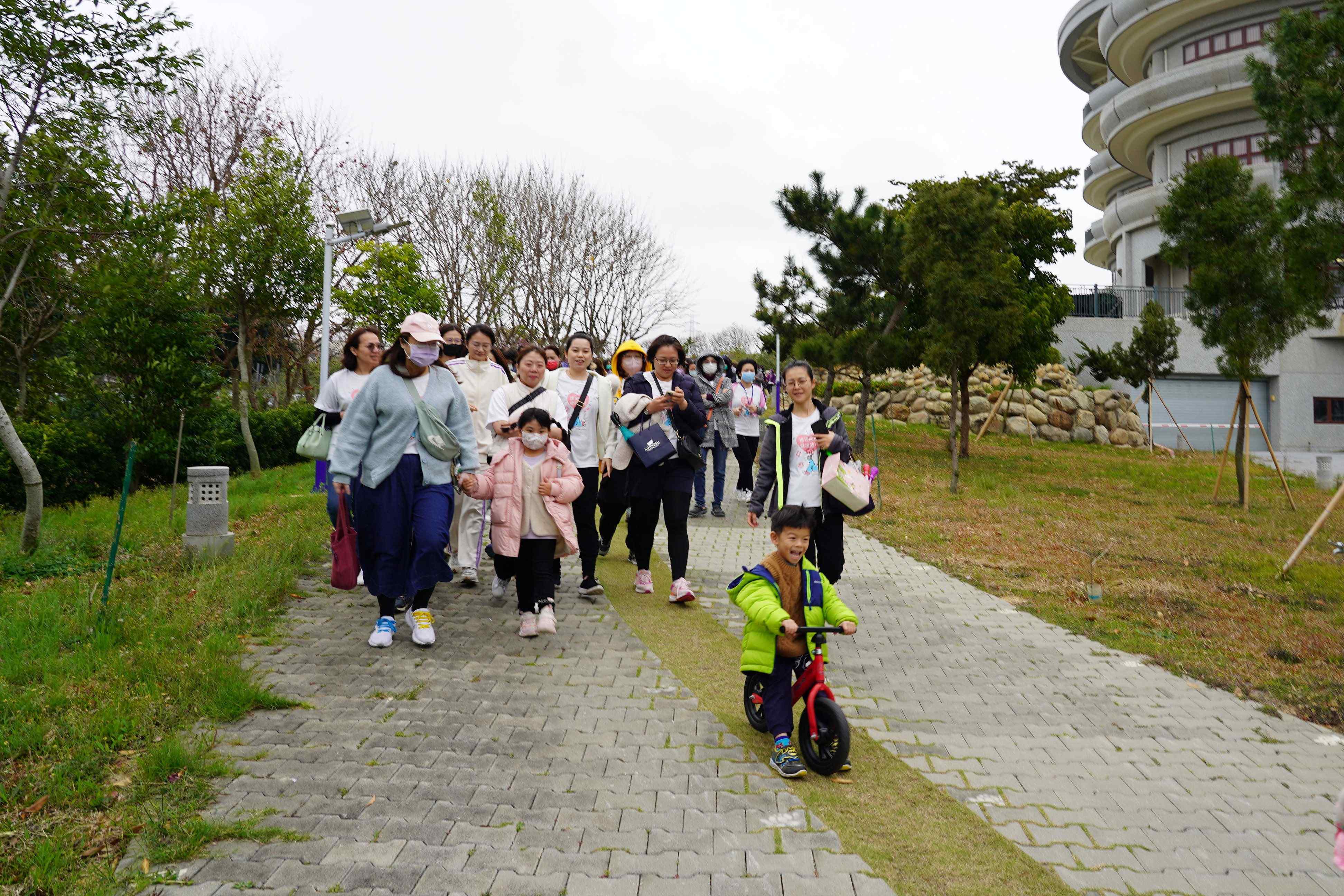 健走路線沿東大慈濟靜思堂周邊展開，護理人員攜家帶眷同行，享受運動樂趣，體會健康生活的重要性。