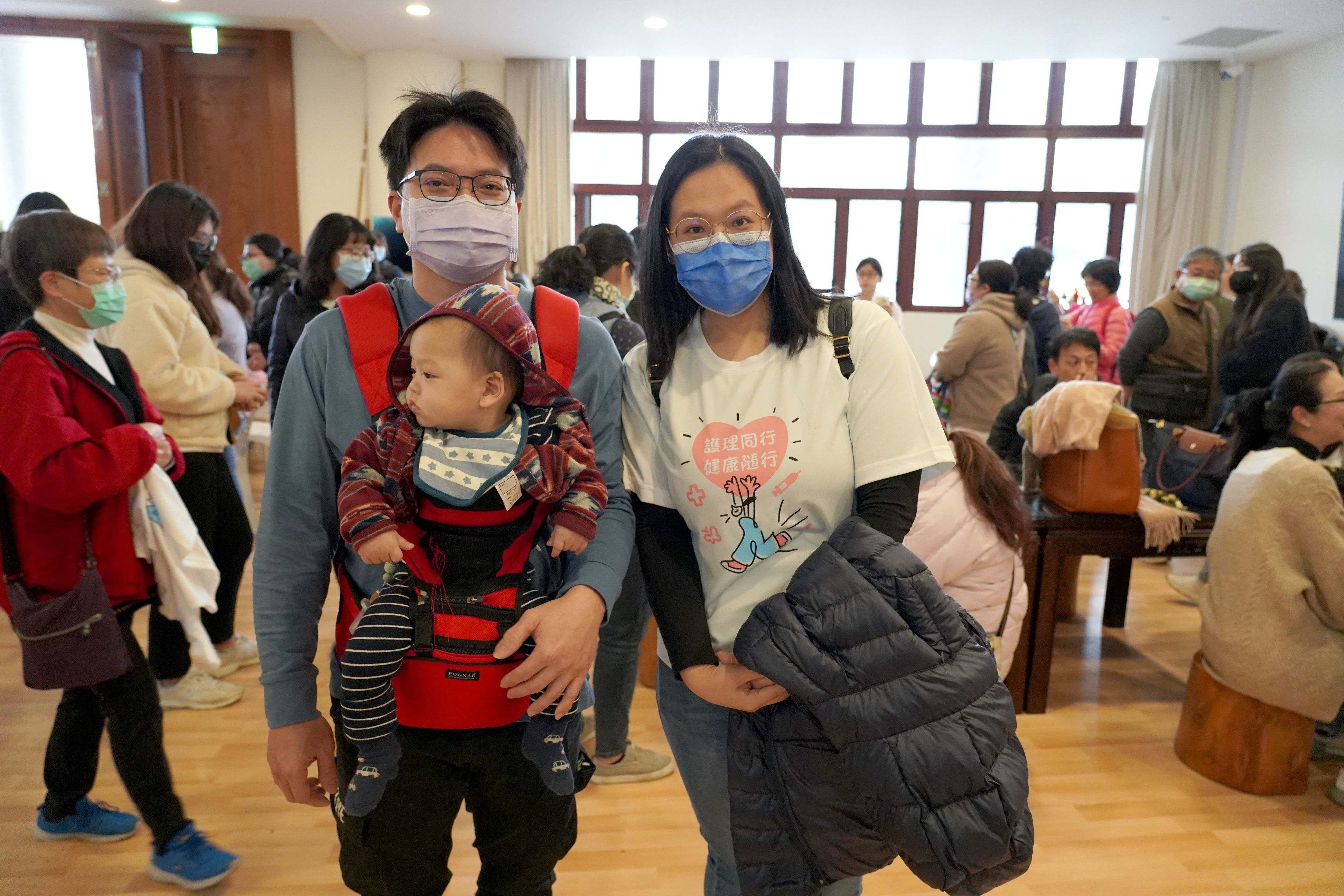 護理師王小姐（右）因工作忙碌少有運動機會，這次特地帶著先生和孩子參加健走，感受健康生活的美好。