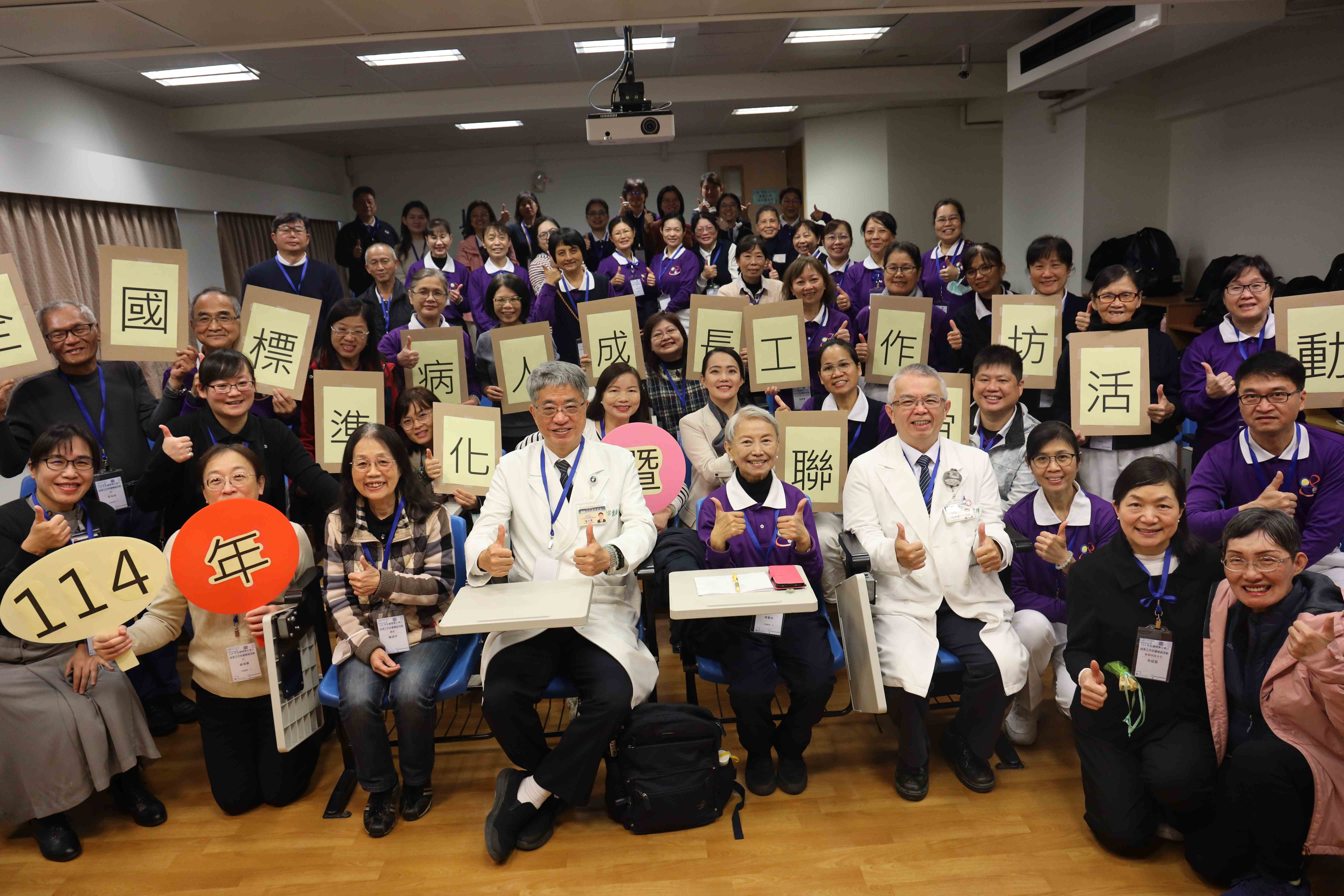花蓮慈院標準化病人訓練中心擅長以分組和互動性的教學方式，加深學員的互動和觀察力與記憶力。(吳宛霖攝)