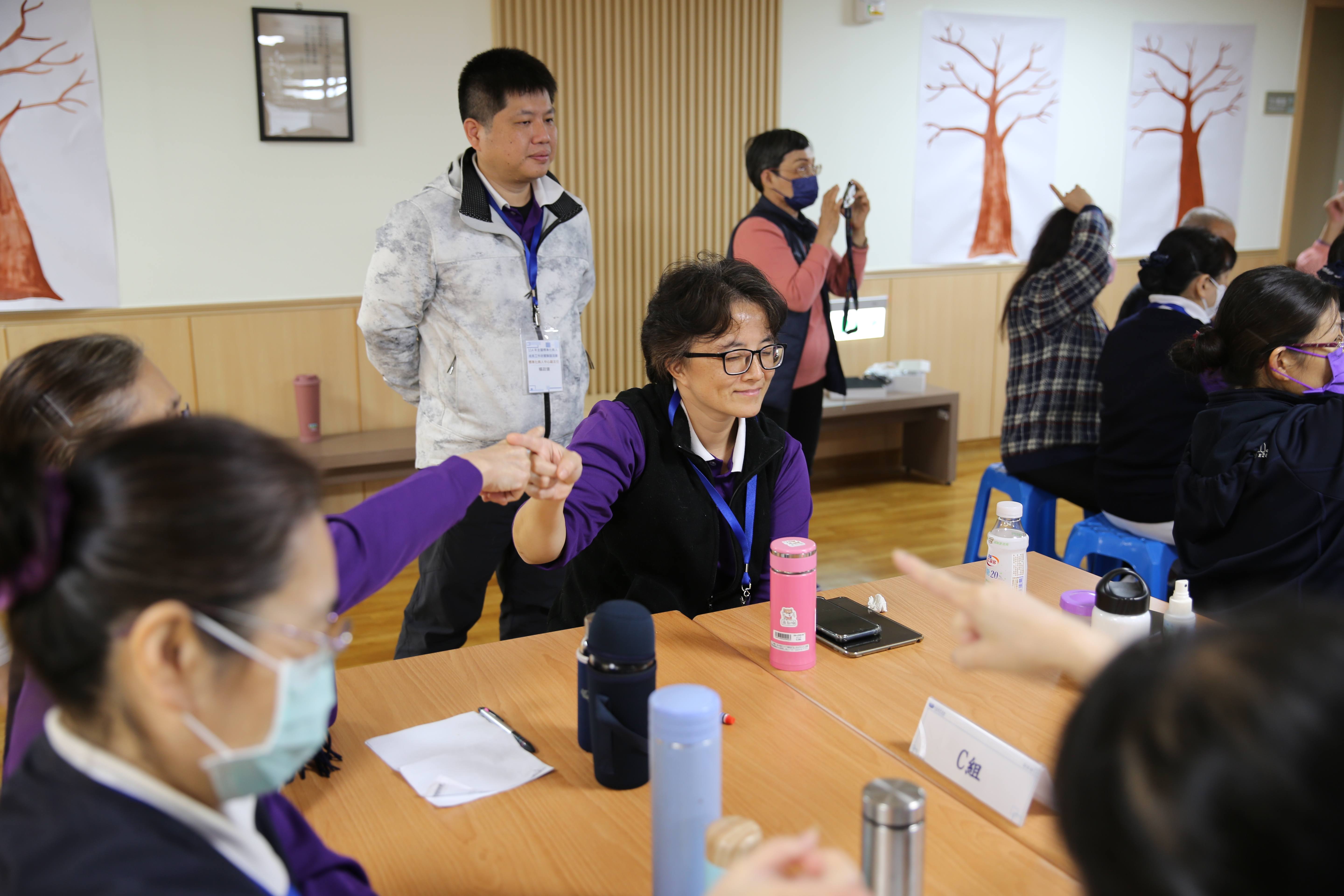 台灣標準化病人協會與花蓮慈院合作，以超強師資陣容為標準化病人增能升級。右三為花蓮慈院婦產部副主任高聖博醫師、右二為台灣標準化病人協會理事長陳淑宇。(攝影/吳宛霖)