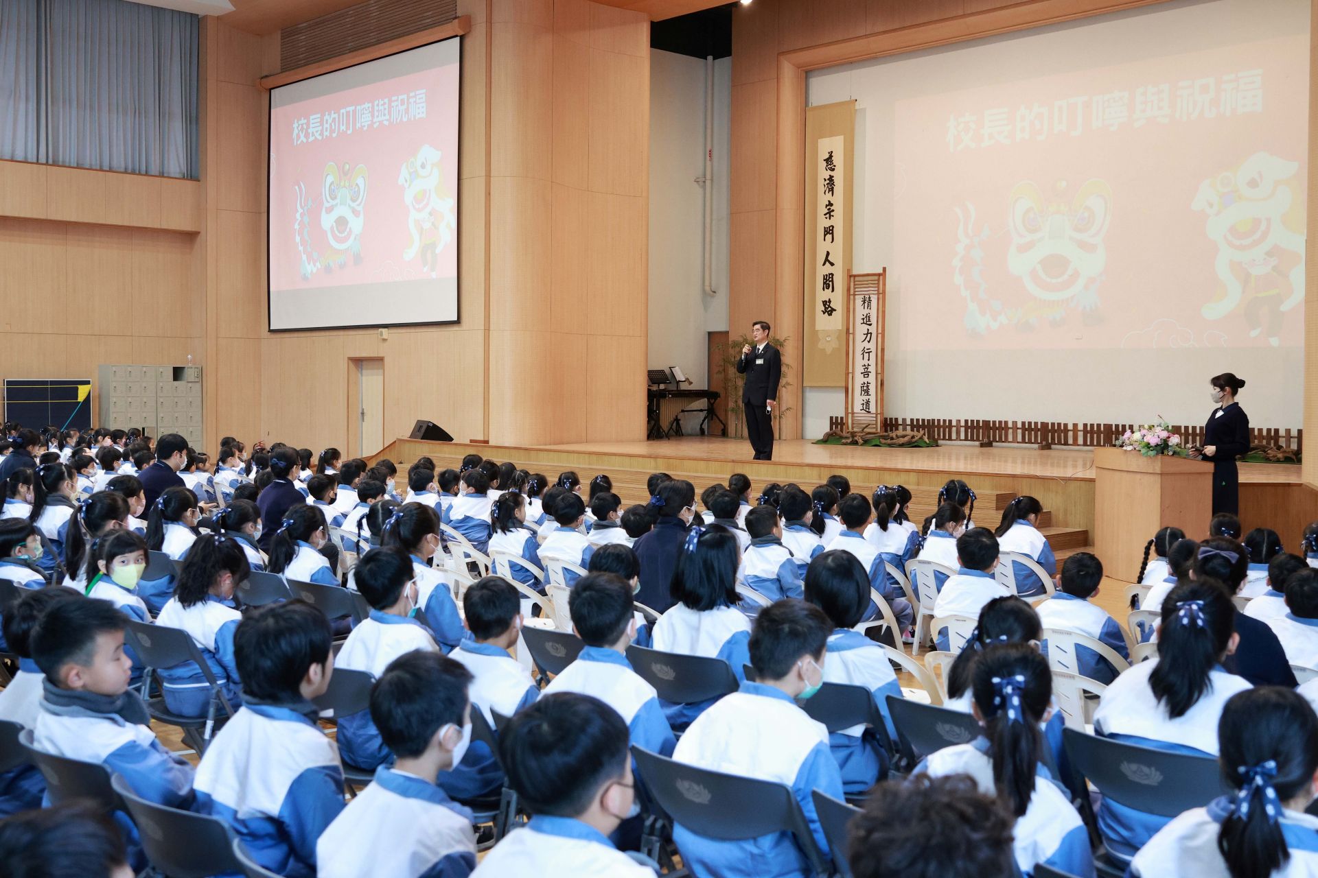 姚智化校長勉勵小朋友要發揮潛能，展現自我，同時對臺美生態行動團隊表示肯定與感恩