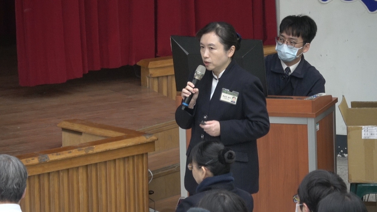 國際教育處廖逸貞主任分享慈大附中推動國際教育的成果。