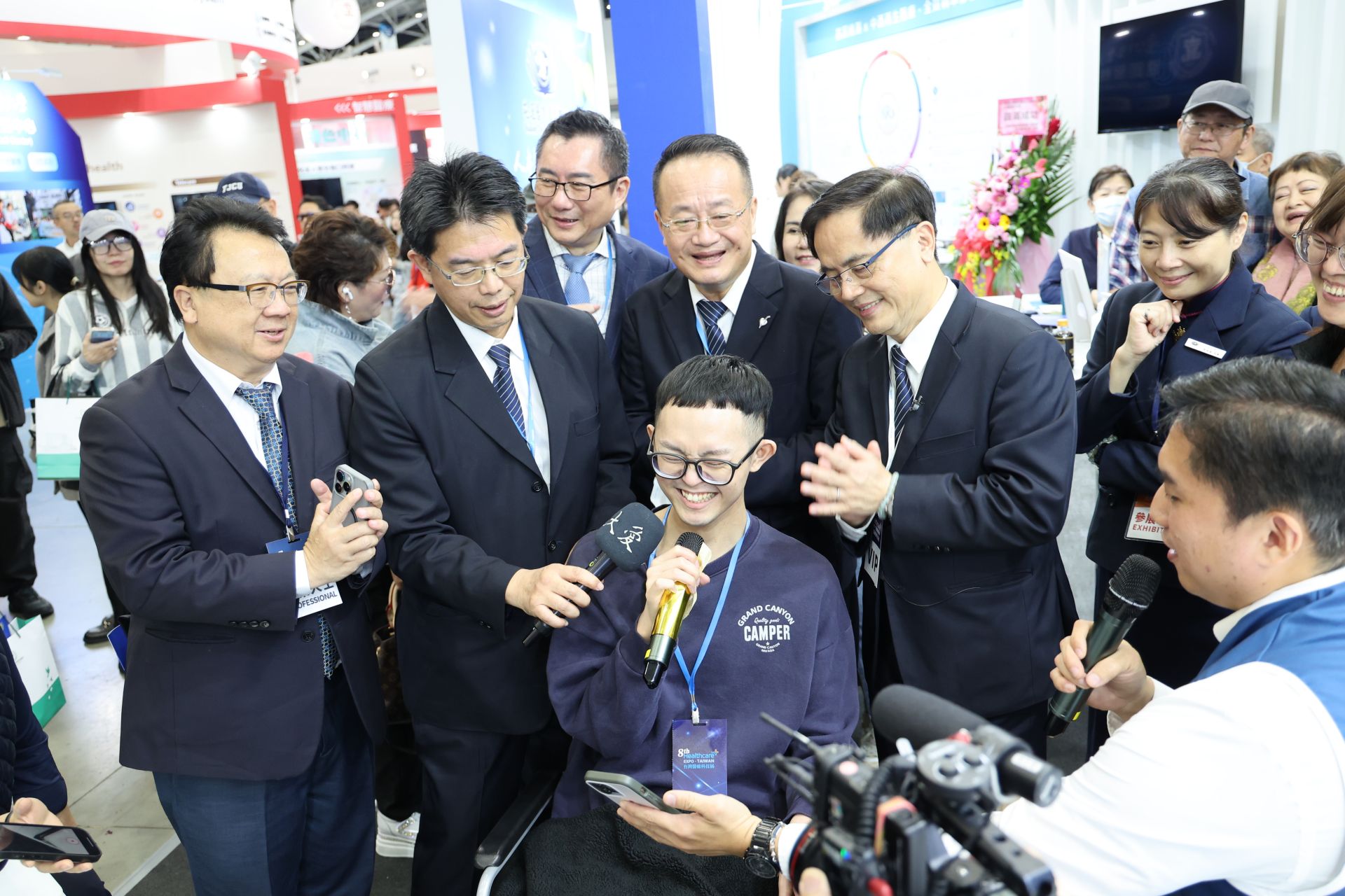 在花蓮慈濟醫院接受中西醫精準治療的涂先生(中)，在2024台灣醫療科技展分享，真的很感恩花蓮慈濟醫院團隊，他在接受治療一週，就可以感覺到身體以及腿部的變化，帶給他和家人希望。