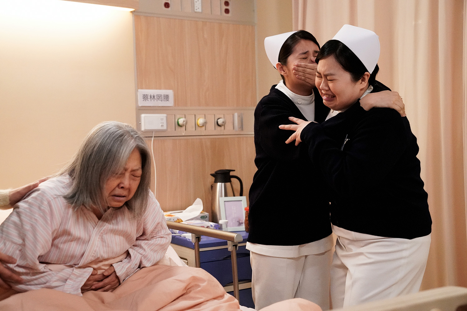 郭文頤飾演「青純」護理師，想辦法不讓醬瓜阿媽一直罵人。
