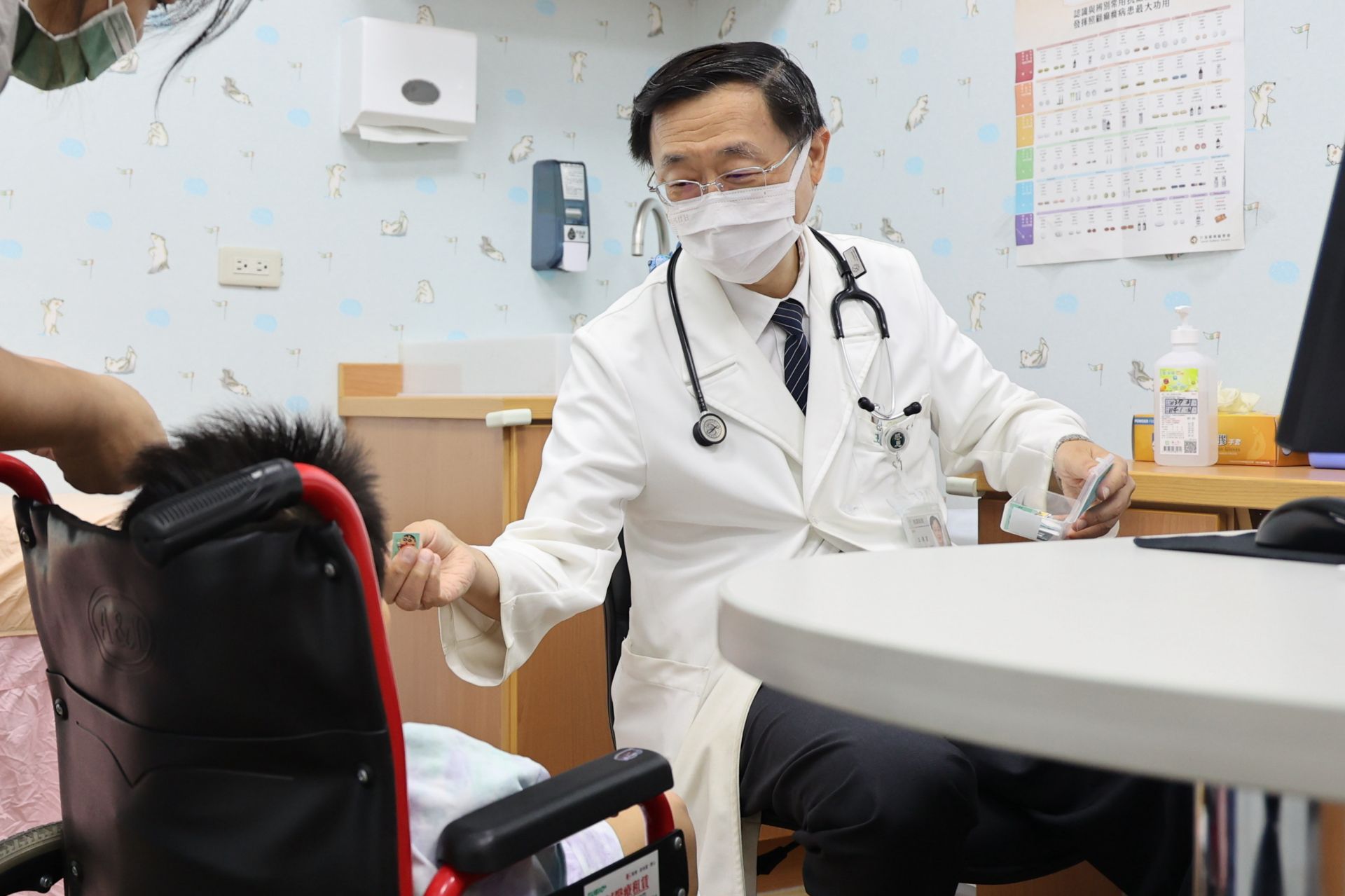 花蓮慈院春節上午假日門診，兒科有兒童神經科主任王傳育，為幼兒看診。