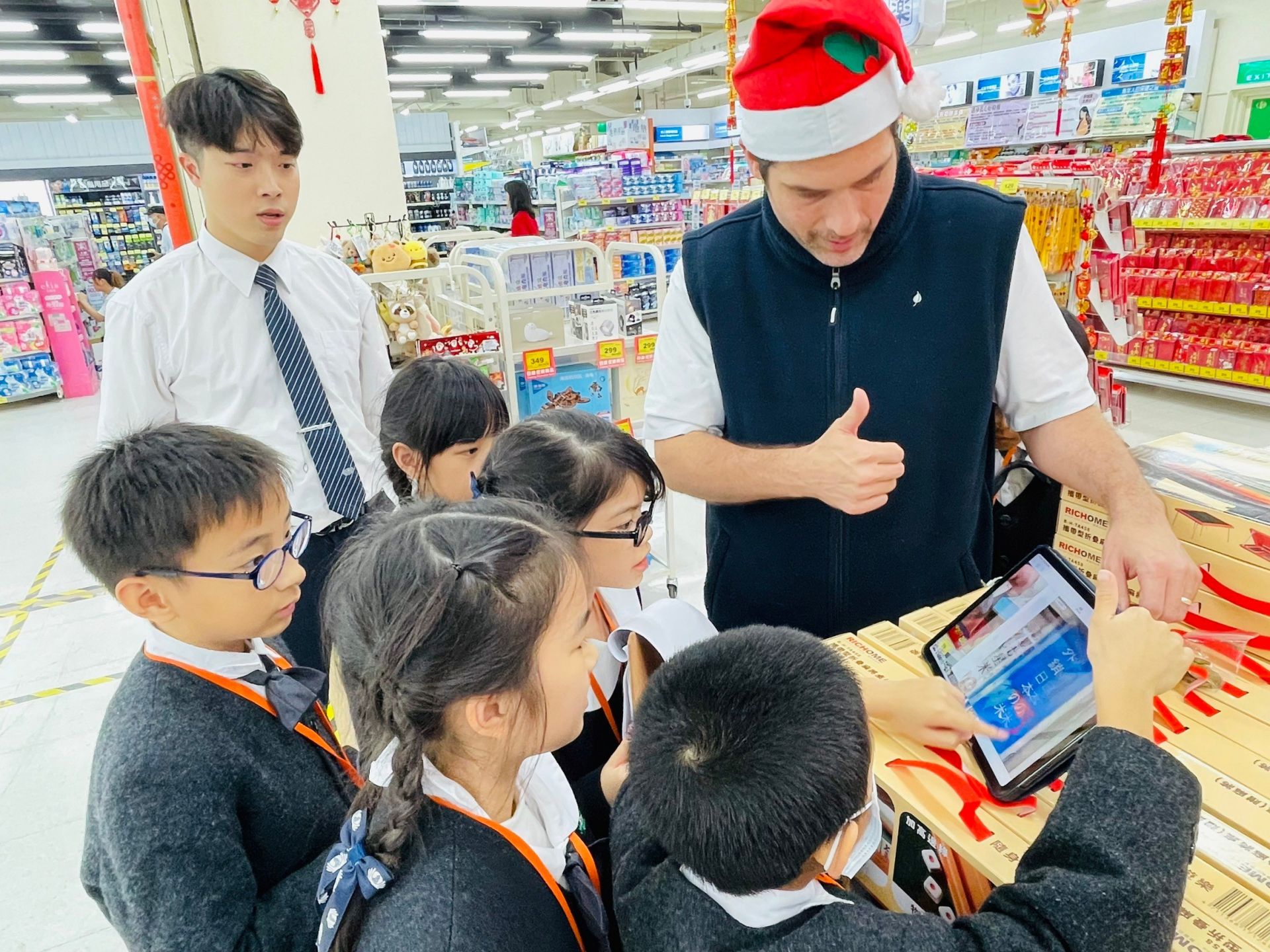 學生展示第一關的照片記錄