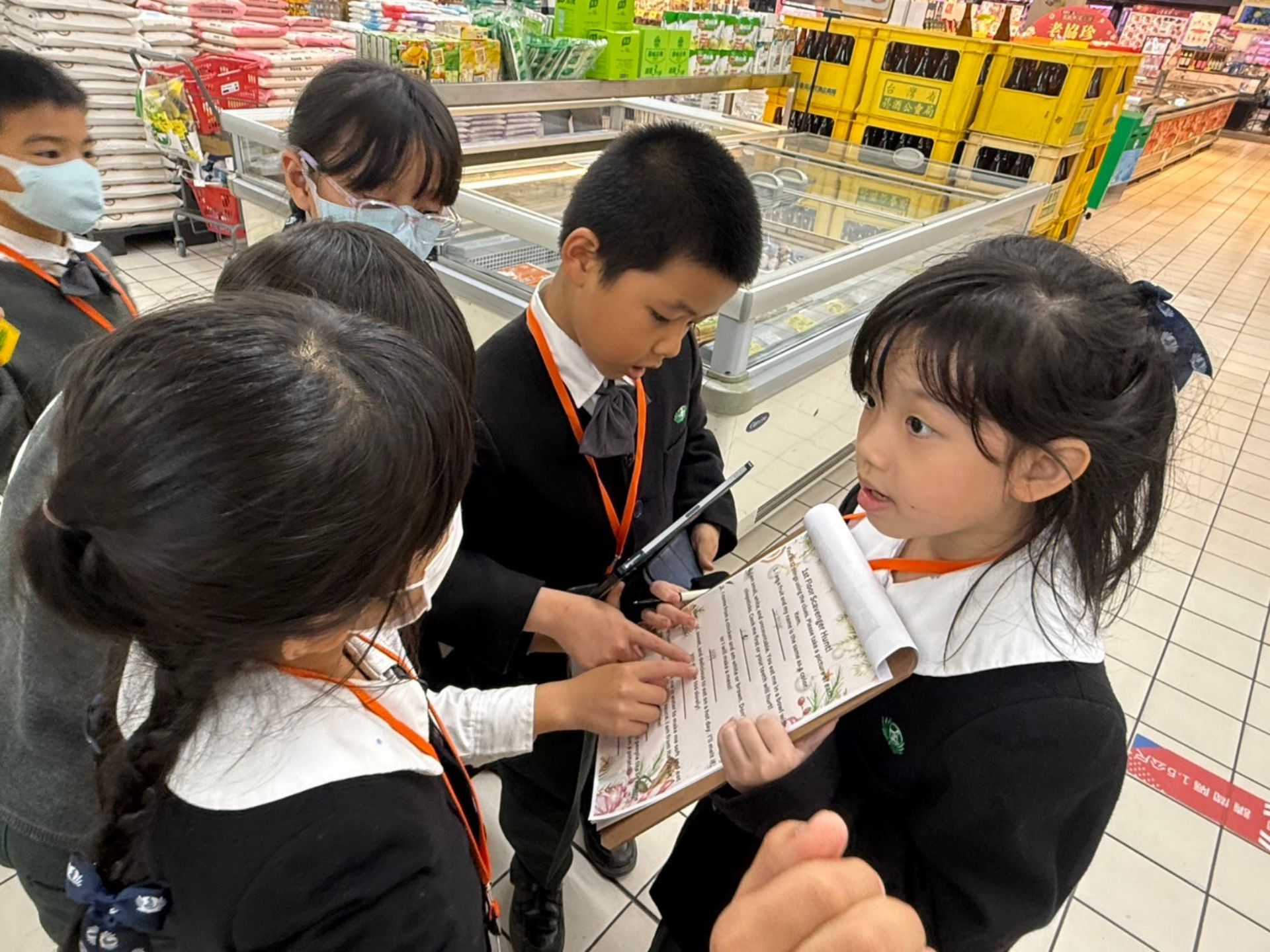 學生們互相討論謎題
