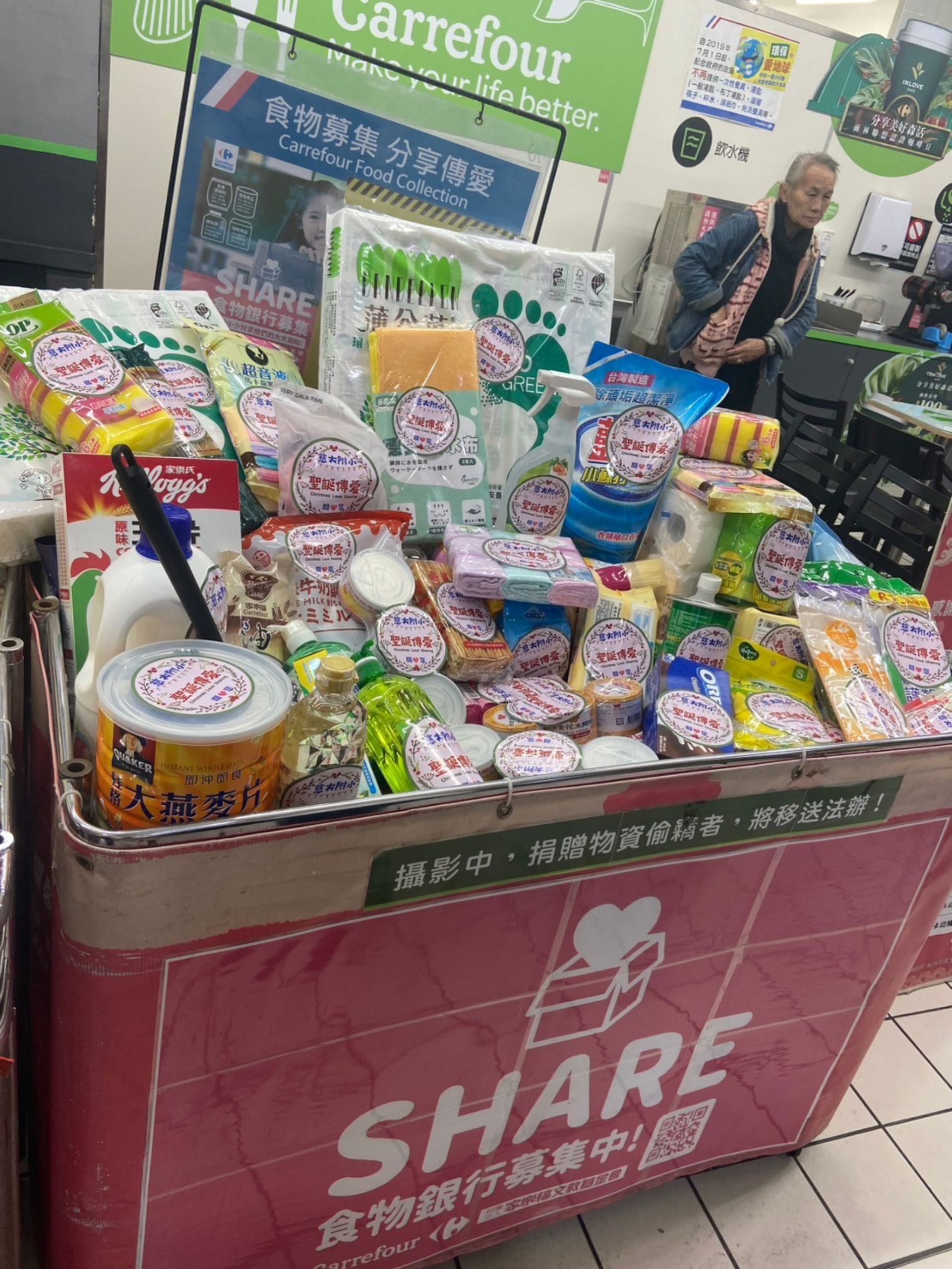 孩子們捐贈物資送暖