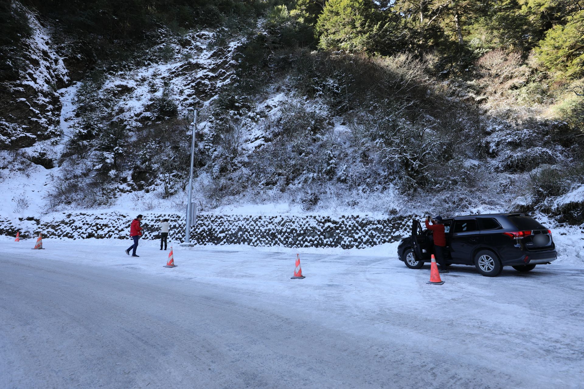 泡湯和追雪一直是冬季熱門的休閒活動。(賞雪示意圖)